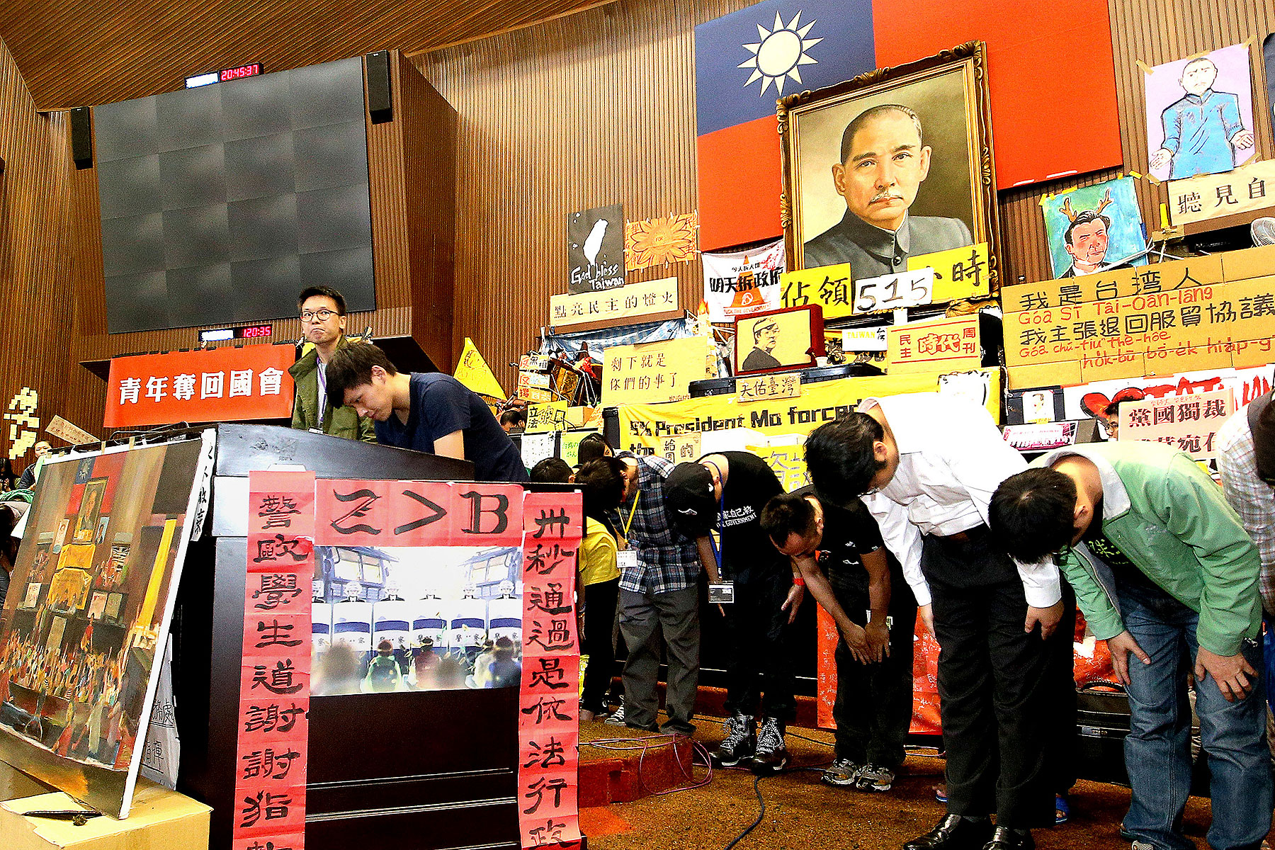 Student leaders bow to supporters during a news conference at Taiwan's legislative Yuan, the island's parliament, in Taipei on April 7, 2014 (Reuters)