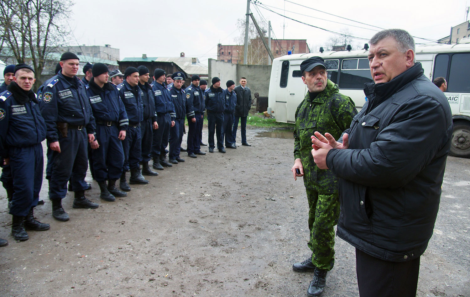 A man, who introduced himself as a lieutenant colonel of the Russian army, speaks to policemen as he introduces his appointed new head of the regional police, after the regional police building storm was stormed and its chief detained, in the eastern Ukrainian city of Gorlovka, near Donetsk, on April 14, 2014. 