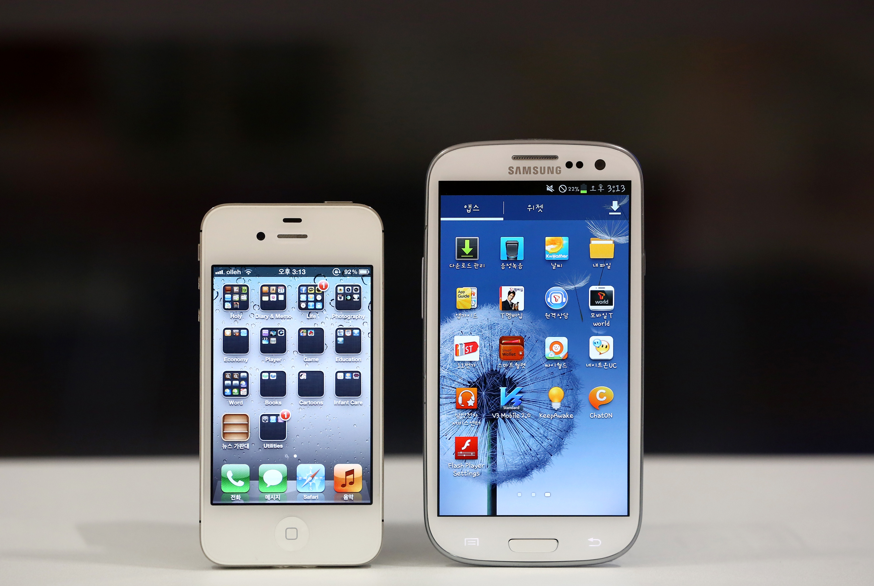An iPhone 4S and a Samsung Galaxy S III, as photographed in  Seoul, South Korea, on Tuesday, Aug. 21, 2012 (SeongJoon Cho / Bloomberg / Getty Images)