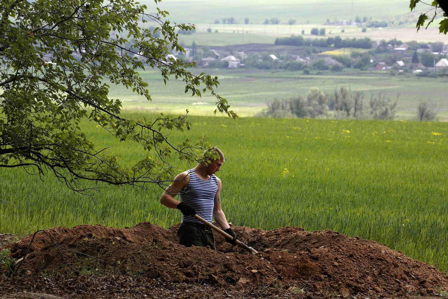 An Ukrainian soldier digs a trench outside Bylbasivka