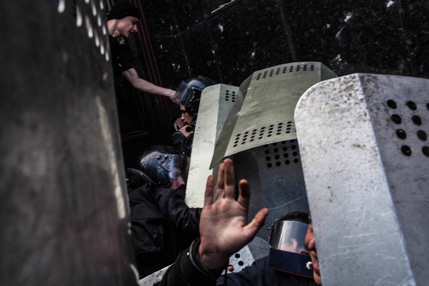 Les separatistes pro russes ont attaque la police Ukrainienne devant le parquet de Donetsk