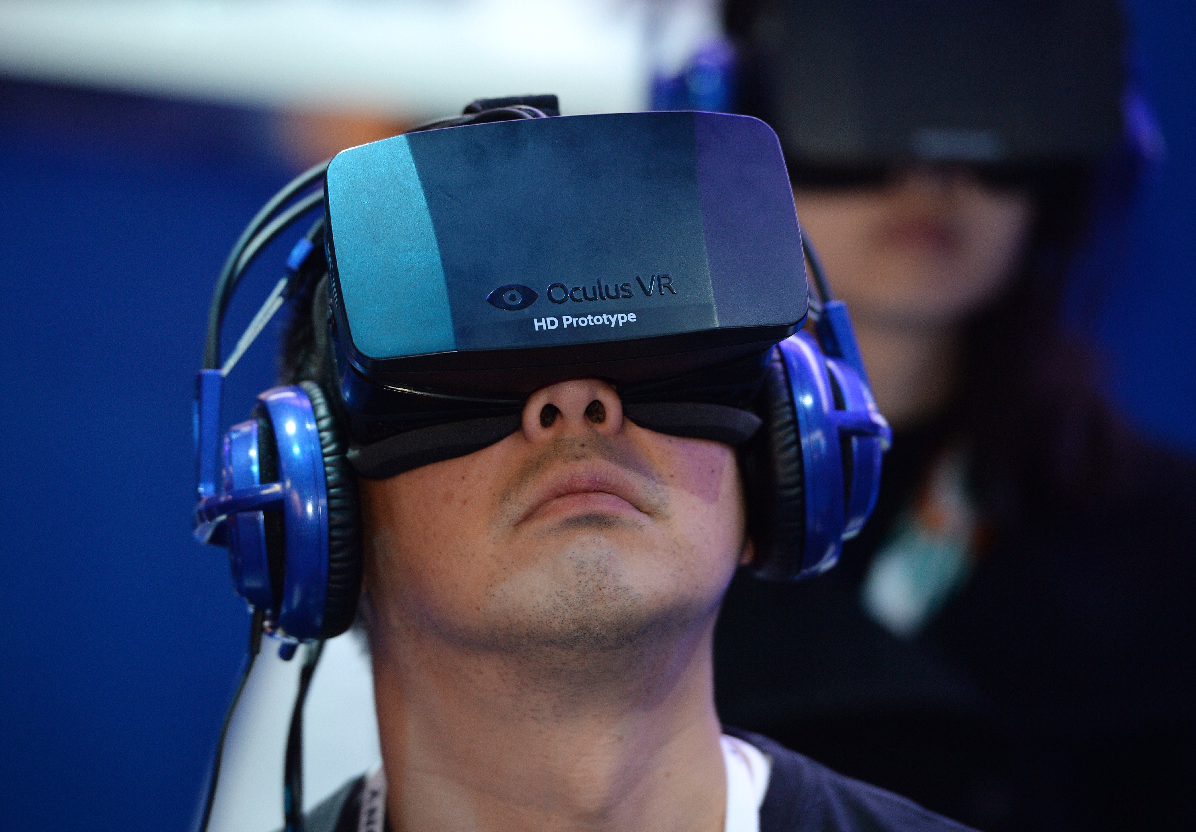 משתתף לובש תצוגה רכובה ראשית של Oculus Rift HD, המותקנת על ראש המציאות הווירטואלית ב- CES הבינלאומי לשנת 2014, 9 בינואר 2014 בלאס וגאס, נבדה. (רובין בק / AFP / Getty Images)