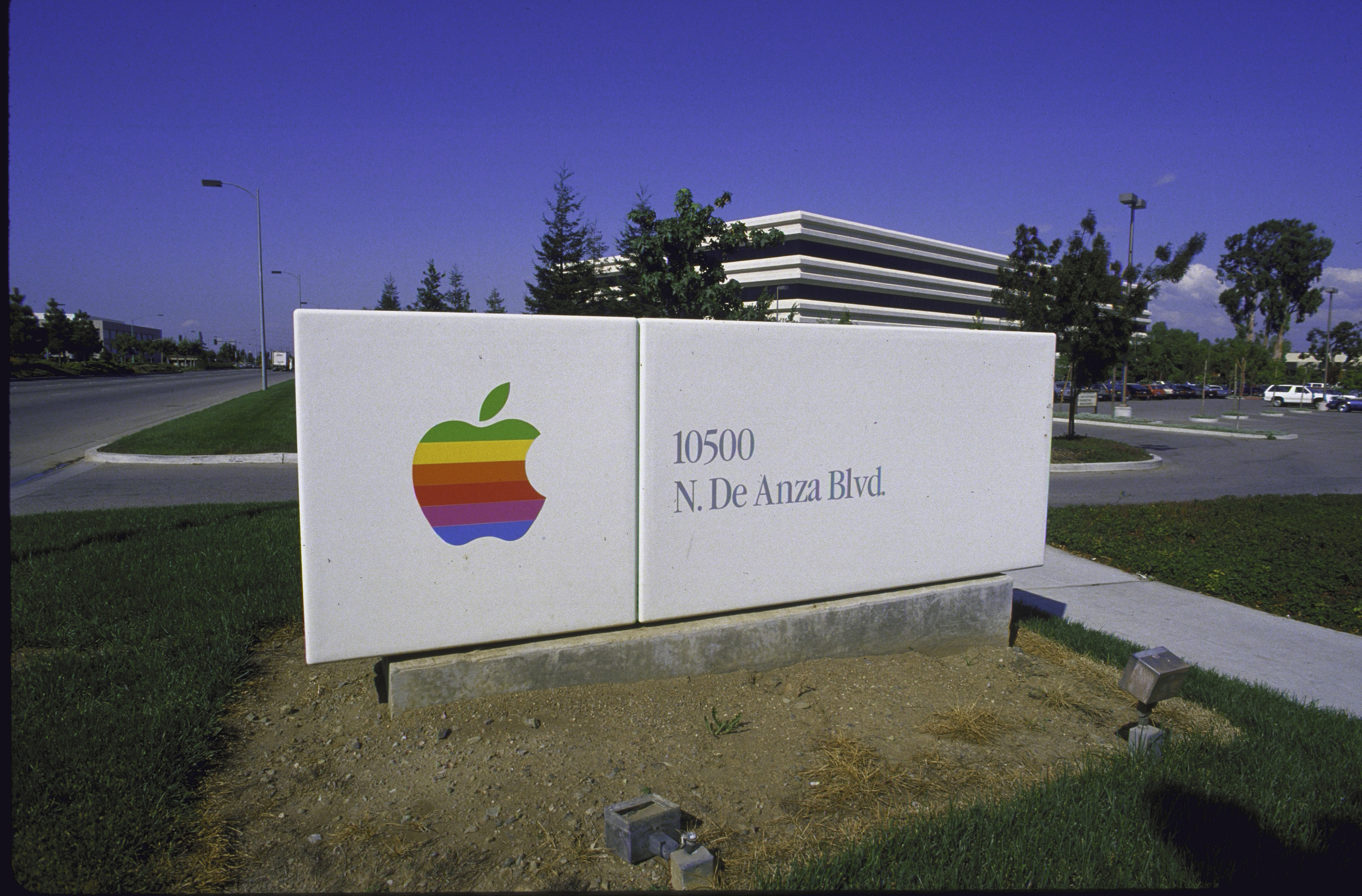 Sign w Apple logo in front of Apple Computer building