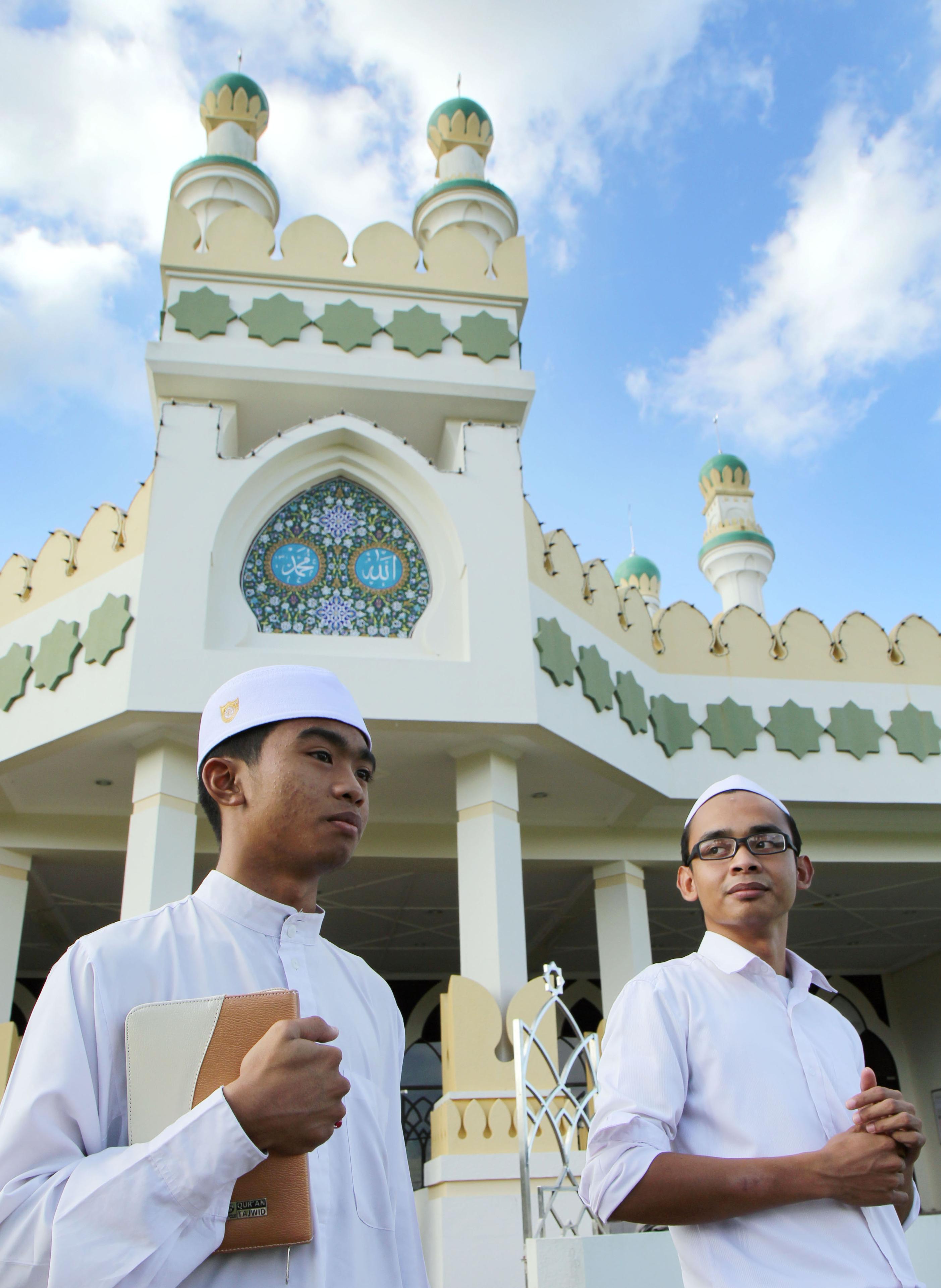 Young Muslims visit a mosque in Bandar Seri Begawan, the capital of Brunei, on May 1, 2014 (Kyodo)