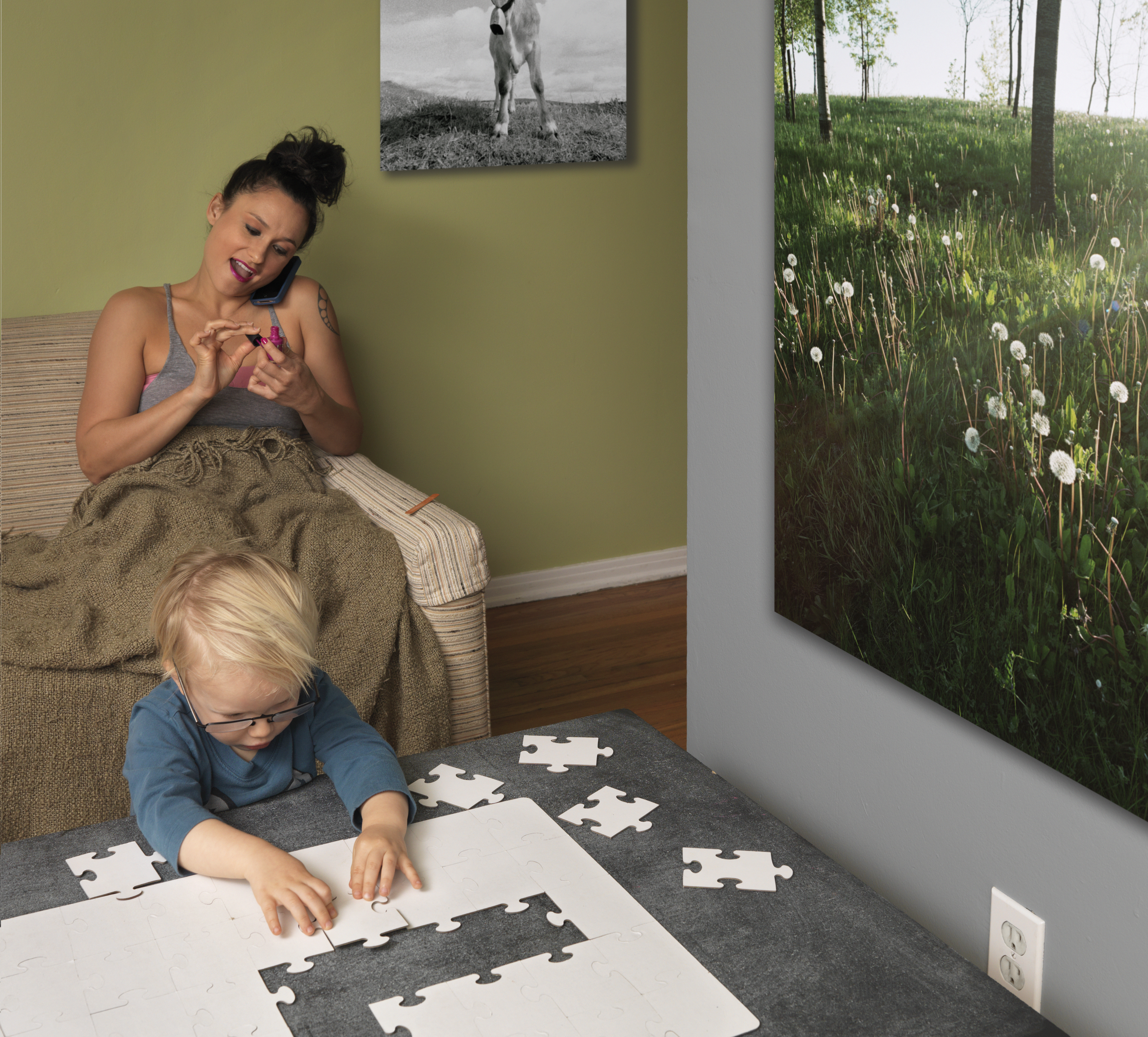 Babysitter with toddler putting together a white jigsaw puzzle (MECKY&mdash;Getty Images)