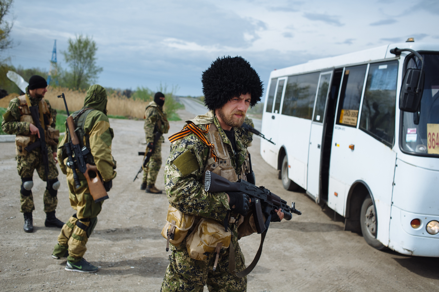 The Russian paramilitary group known as the Wolves' Hundred, with their commander Evgeny Ponomaryov in the foreground, block the road near the checkpoint not far from Slavyansk, in eastern Ukraine, April 20, 2014 (Maxim Dondyuk)