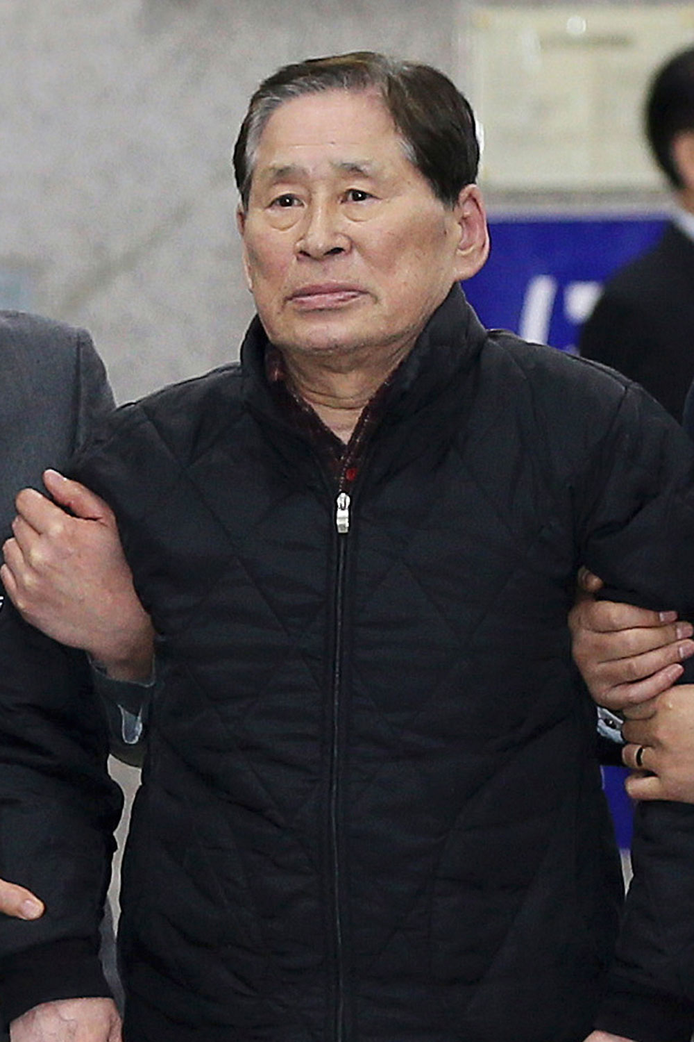 Kim Han-sik, president of Chonghaejin, is escorted by helpers to hold a press conference at Incheon Port International Passenger Terminal in Incheon, South Korea on April 17, 2014. (Yonhap/AP)