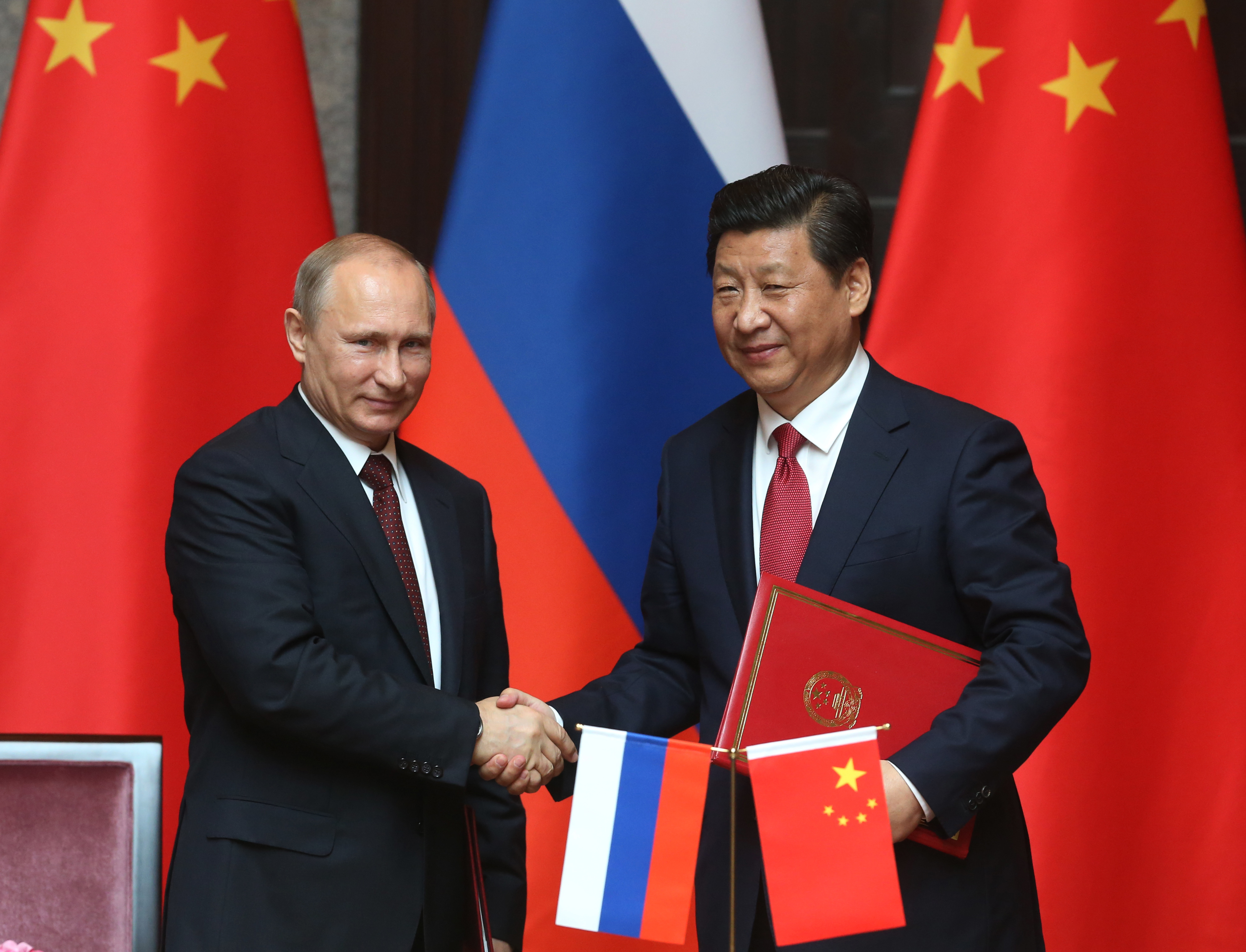 Russian President Vladimir Putin and Chinese President Xi Jingping attend a welcoming ceremony on May 20, 2014 in Shanghai (Sasha Mordovets—Getty Images)