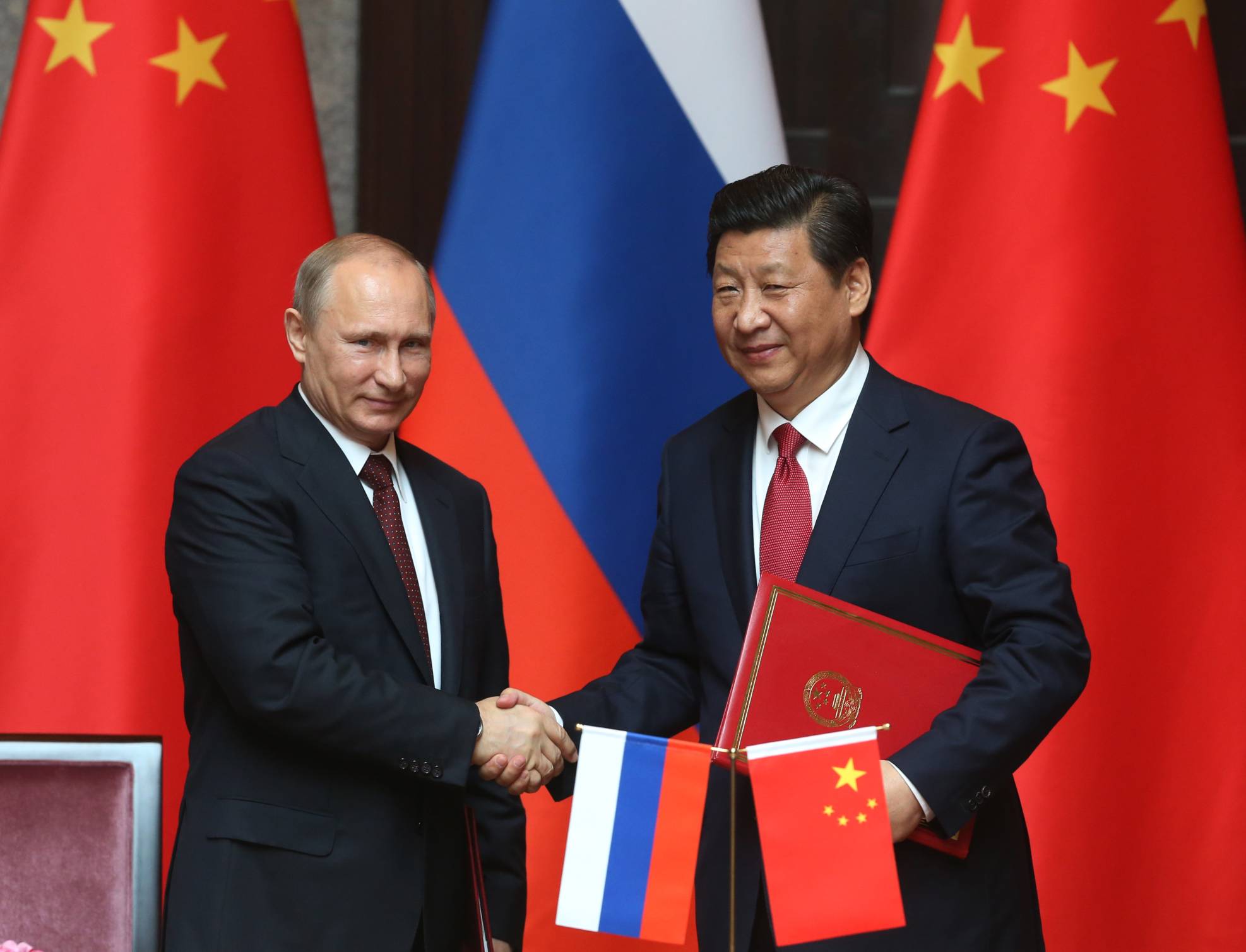 Russian President Vladimir Putin and Chinese President Xi Jingping attend a welcoming ceremony on May 20, 2014 in Shanghai