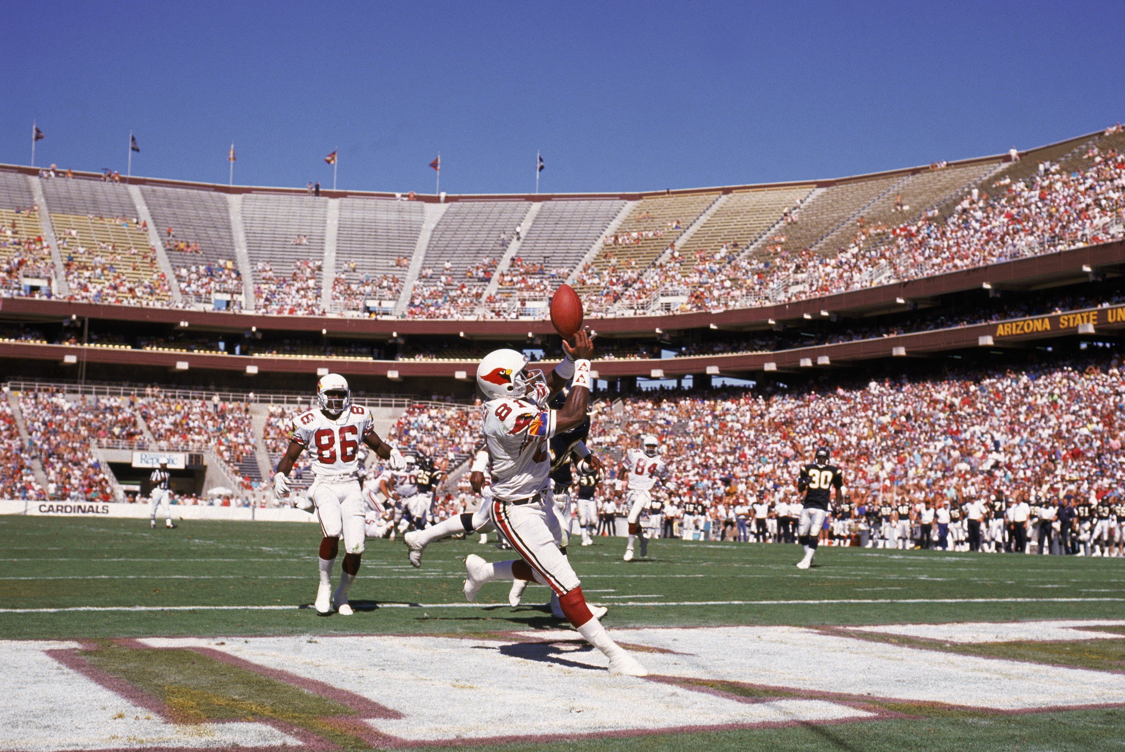 Wide receiver Roy Green #81 of the Phoenix Cardinals catches a pass in the endzone during an NFL game against the San Diego Chargers on Oc. 1, 1989 at Sun Devil Stadium in Phoenix. (Stephen Dunn—Getty Images)