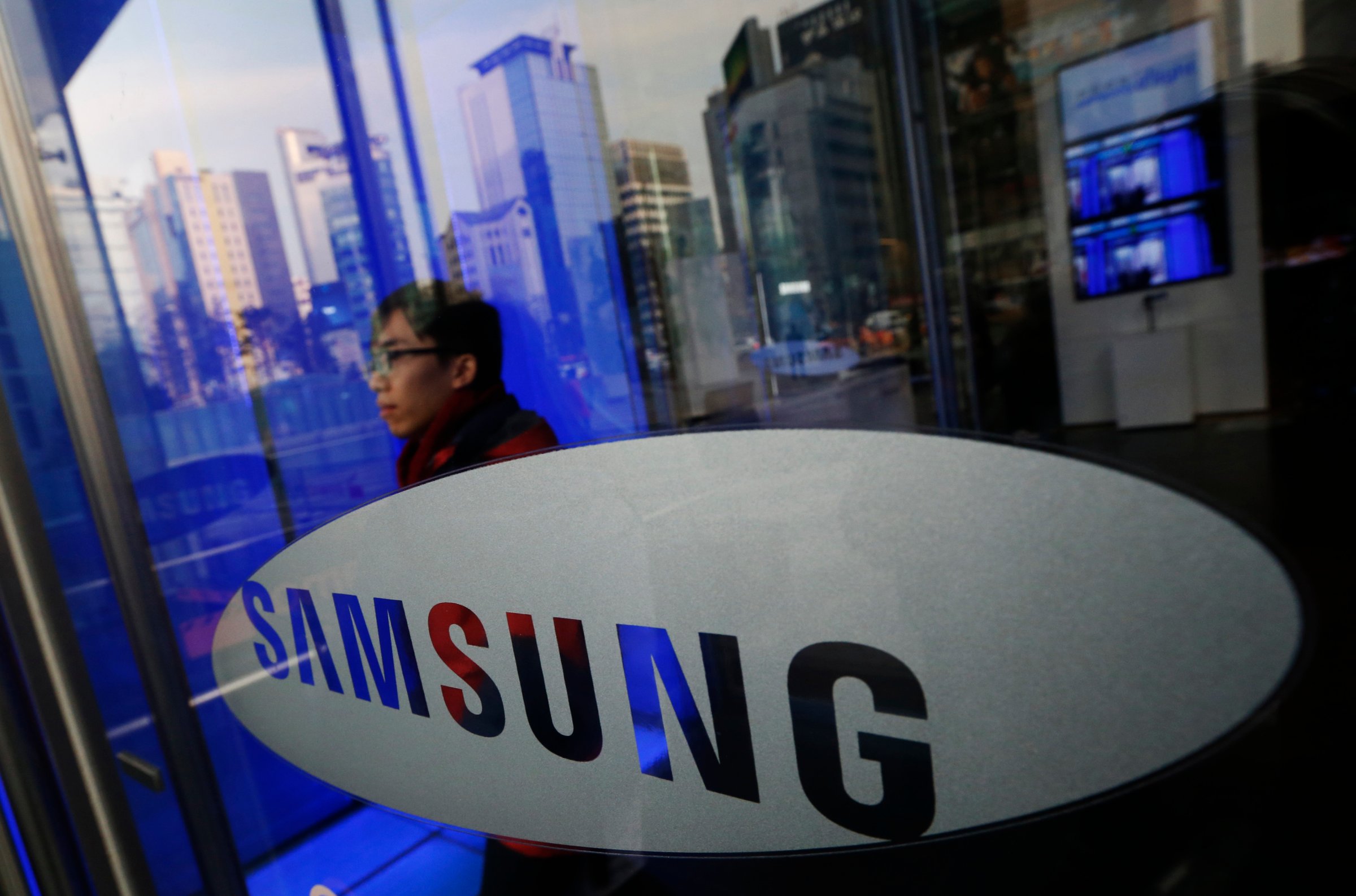 Samsung Electronics may reveal its 'gear glass' — a competitor to Google glasses.