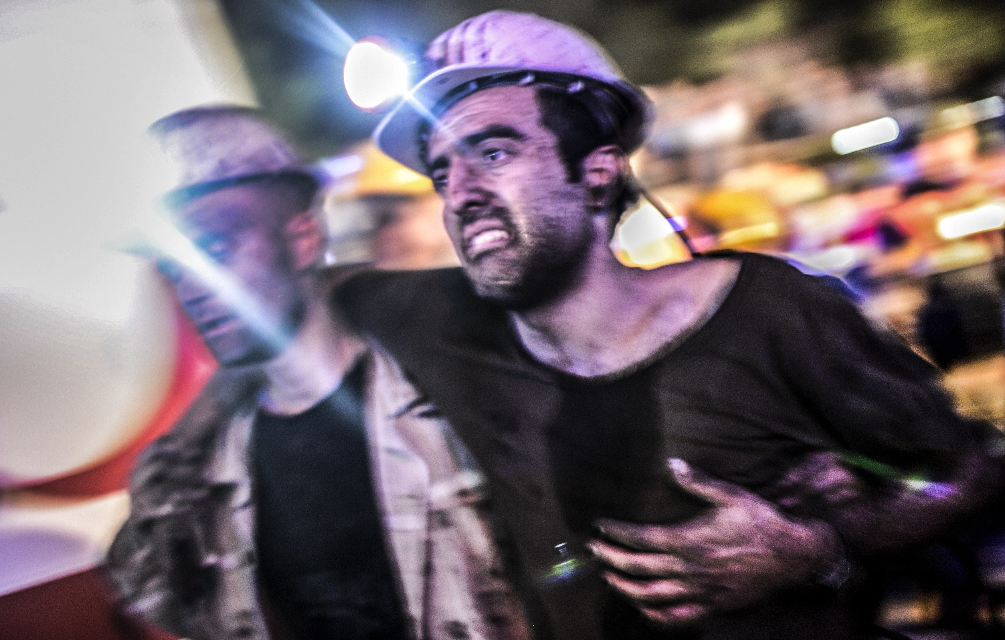 An injured miner came out carried by rescuers, on May 13, 2014 after an explosion in a coal mine in Manisa.
