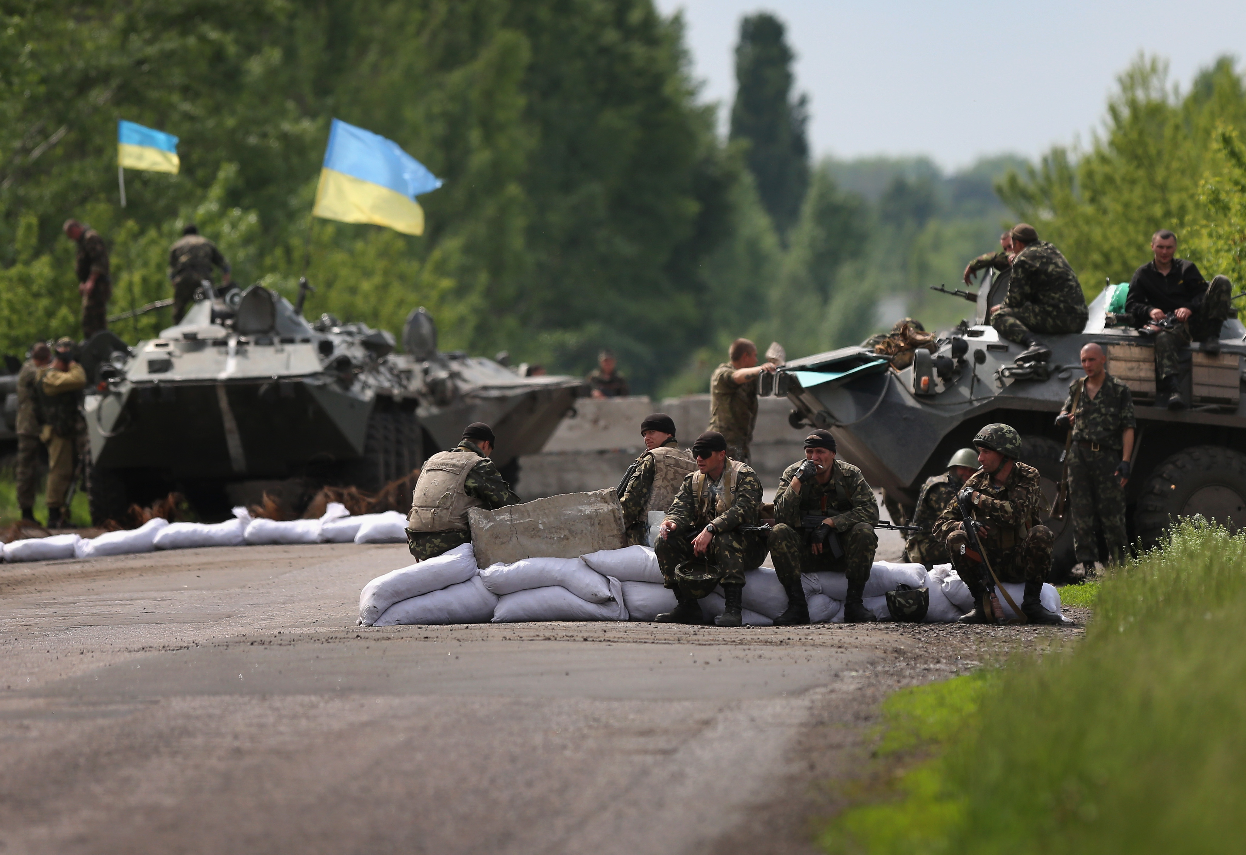 Ukranian military soldiers man a highway checkpoint on May 13, 2014 near Slovyansk, Ukraine. At least 6 Ukranian soldiers were killed and more were reportedly injured by pro-Russian separatists in the nearby city of Kramatorsk. (John Moore—Getty Images)