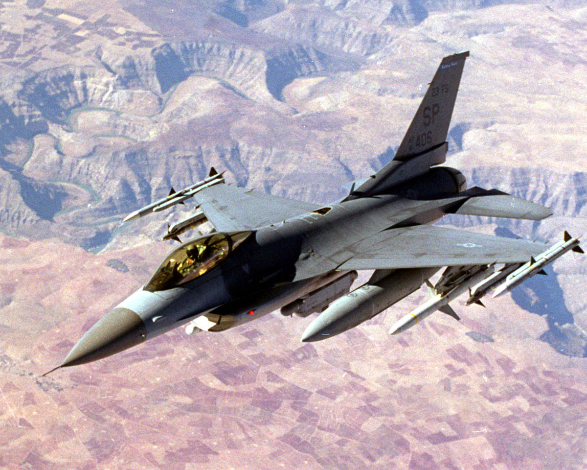 A heavily armed U.S. F-16 patrols the "no-fly" zone over northern Iraq in 1998. (USAF / Vincent A. Parker / Getty Images)