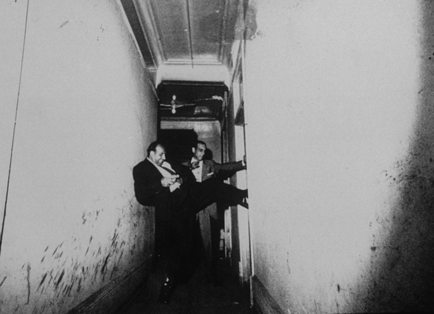 Chicago detectives force their way into an apartment, 1957.