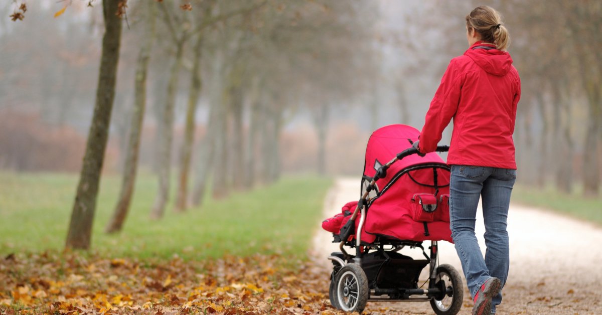 Мама гуляет в парке. Дети на прогулке. Прогулка с коляской в парке. Женщина с коляской. Мама с коляской.