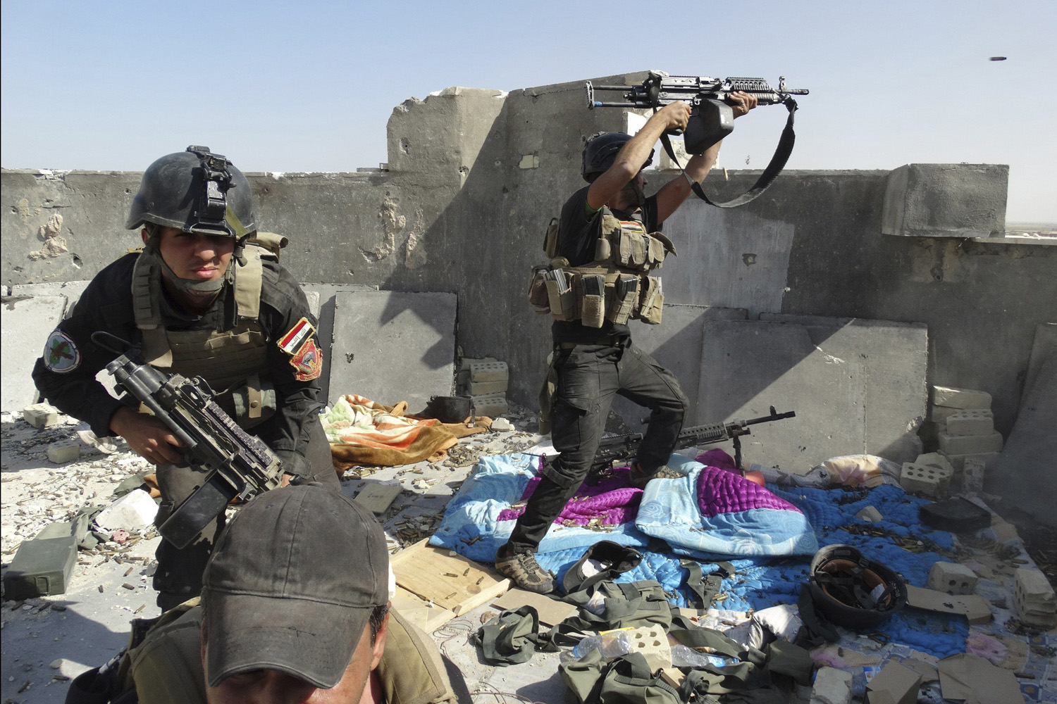 Members of the Iraqi Special Operations Forces take their positions during clashes with the al Qaeda-linked Islamic State of Iraq and the Levant (ISIL) in the city of Ramadi