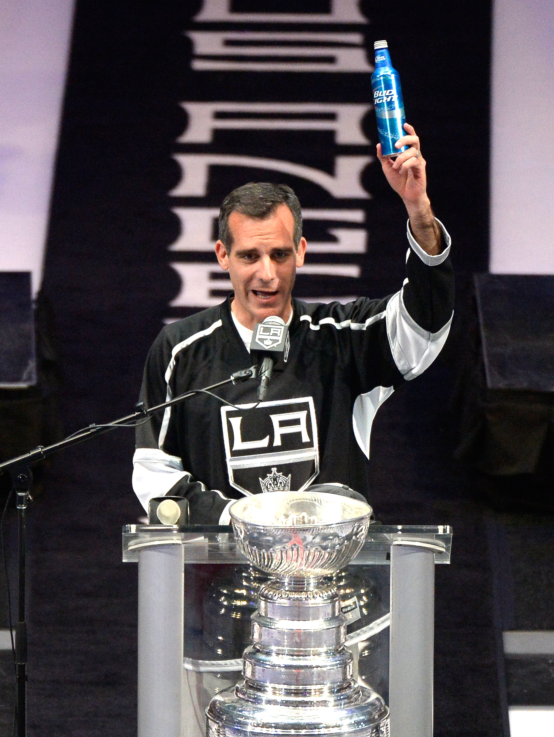 Los Angeles Kings Mayor Eric Garcetti raises a beer and swears during the Los Angeles Kings Victory Parade and Rally on June 16, 2014 in Los Angeles, California. (Harry How&mdash;Getty Images)