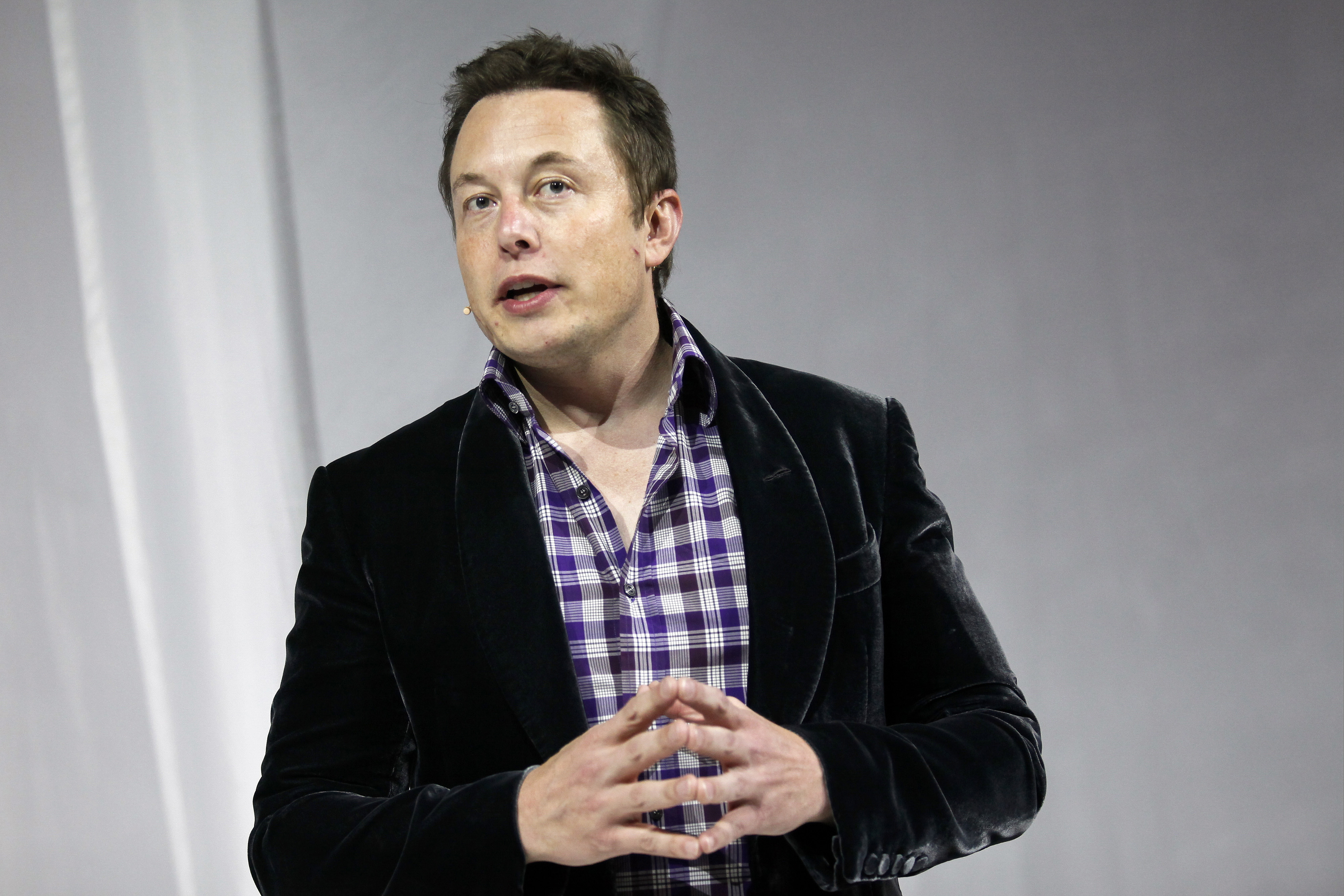 Elon Musk, chief executive officer of Space Exploration Technologies Corp. (SpaceX), speaks before the unveiling of the Manned Dragon V2 Space Taxi in Hawthorne, California, U.S., on Thursday, May 29, 2014. (Patrick T. Fallon—Bloomberg via Getty Images)