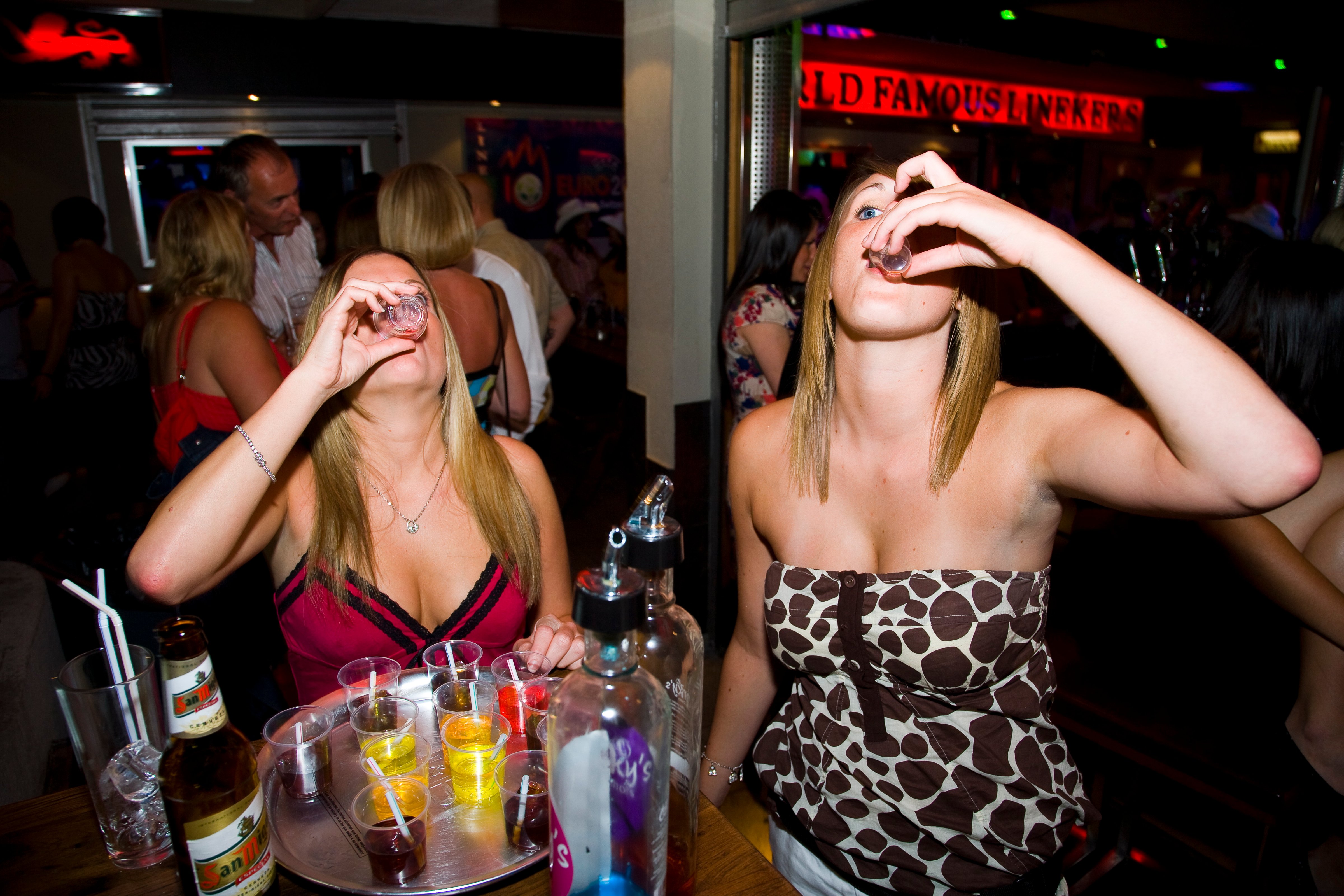 A group of girls drinking. Lineker's Bar, Playa de las Américas in Tenerife, Canary Islands in 2007. (PYMCA/UIG/Getty Images)
