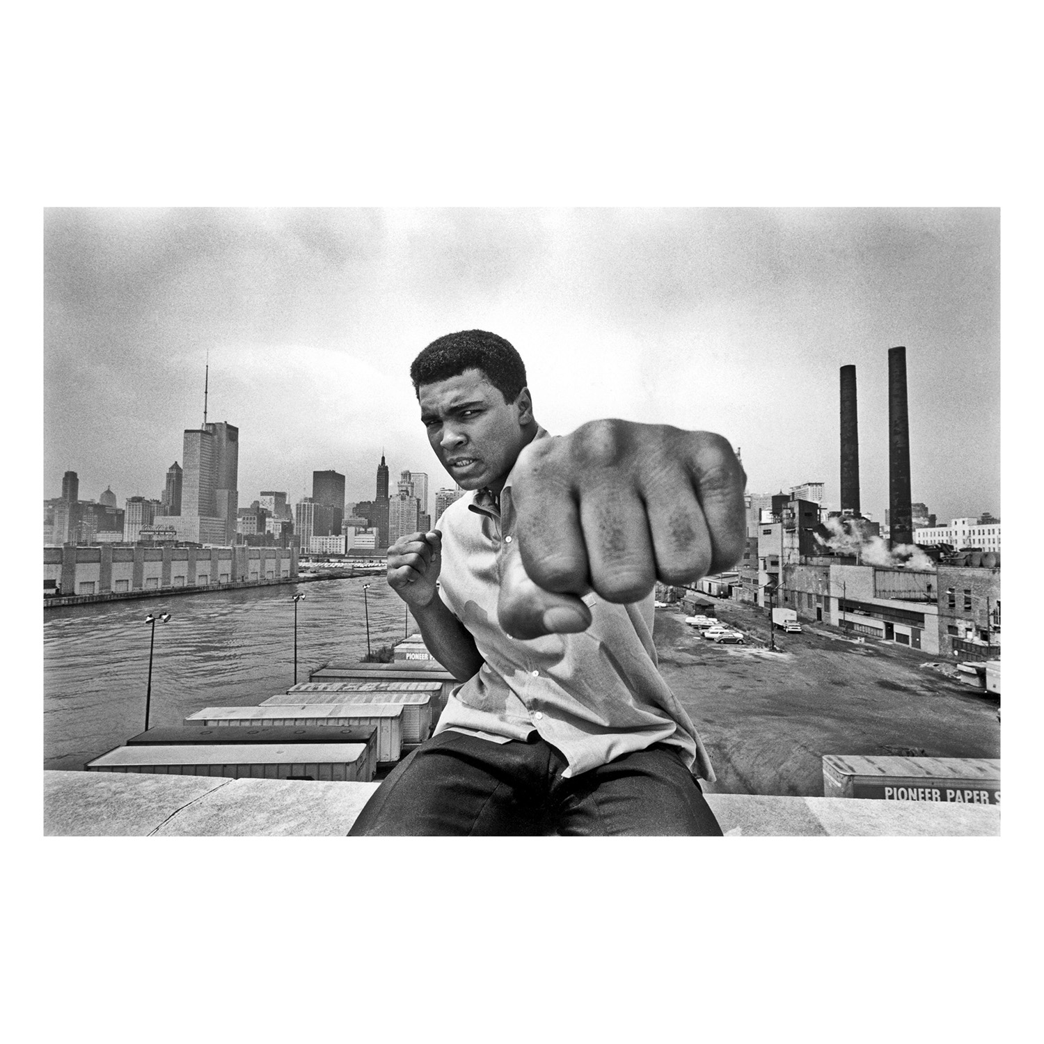 USA. Chicago, Illinois. 1966. Muhammad ALI on a bridge overlooking the Chicago River and the city's skyline.