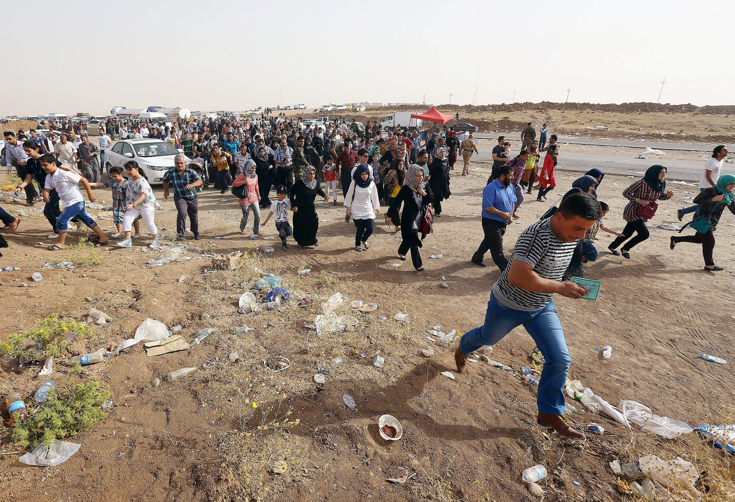 Refugees fleeing from Mosul head to the semi-autonomous northern Kurdish region in Erbil, north of Baghdad, June 12, 2014.
