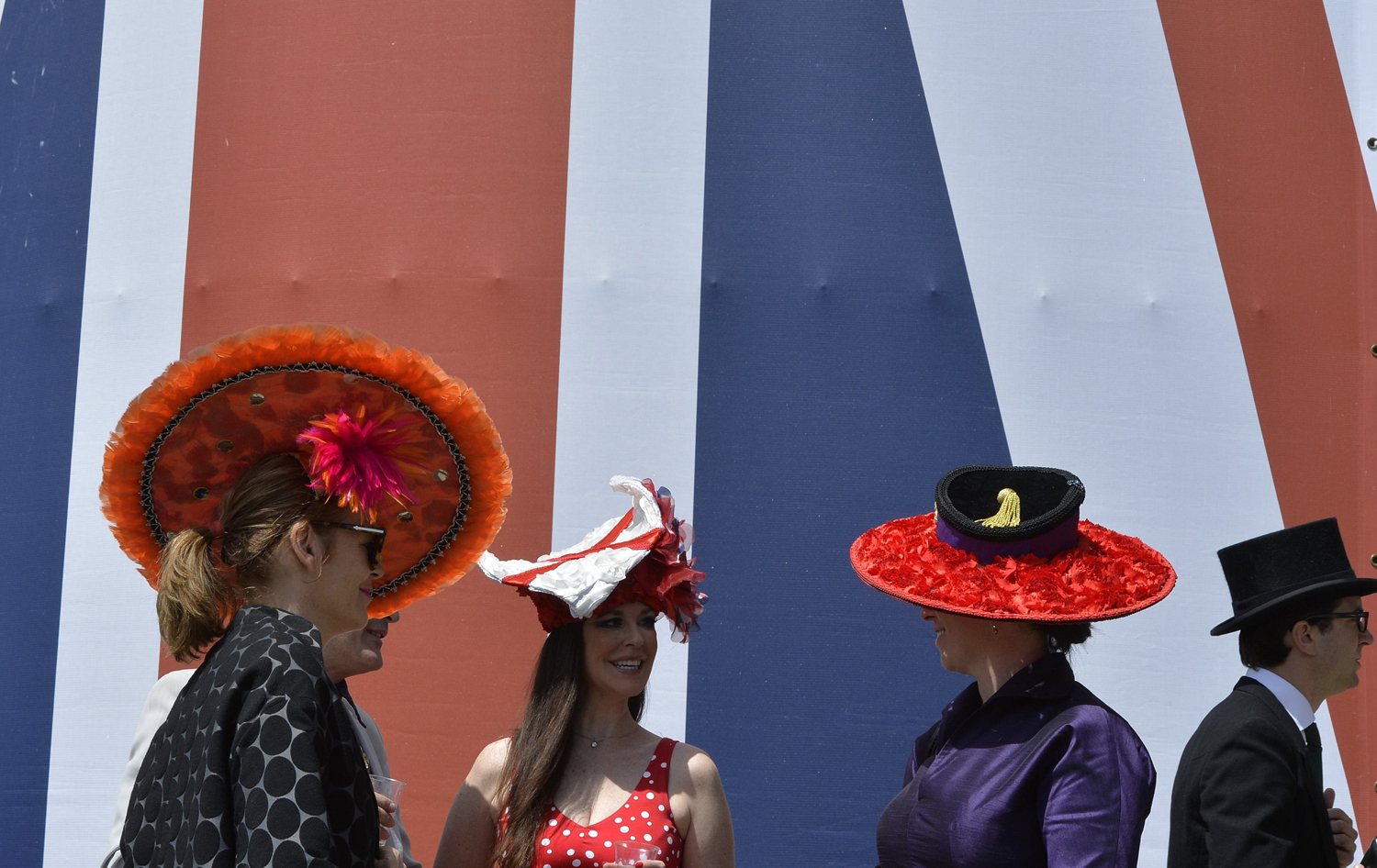 Racegoers attend the first day of the Royal Ascot horse racing festival at Ascot, southern England June 17, 2014.