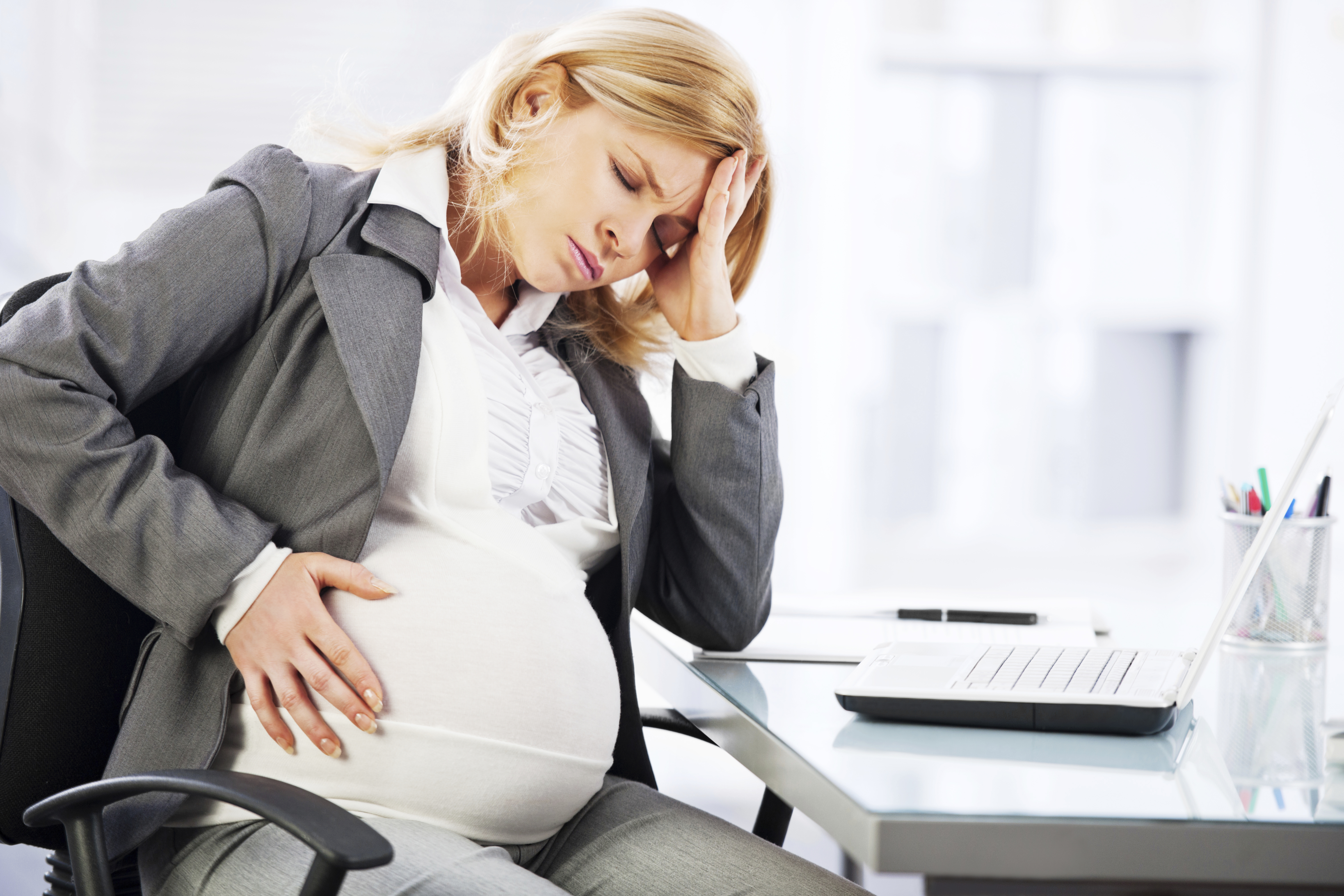Почему сложно забеременеть. Беременные женщины. Беременные женщины на работе. Стресс беременной.