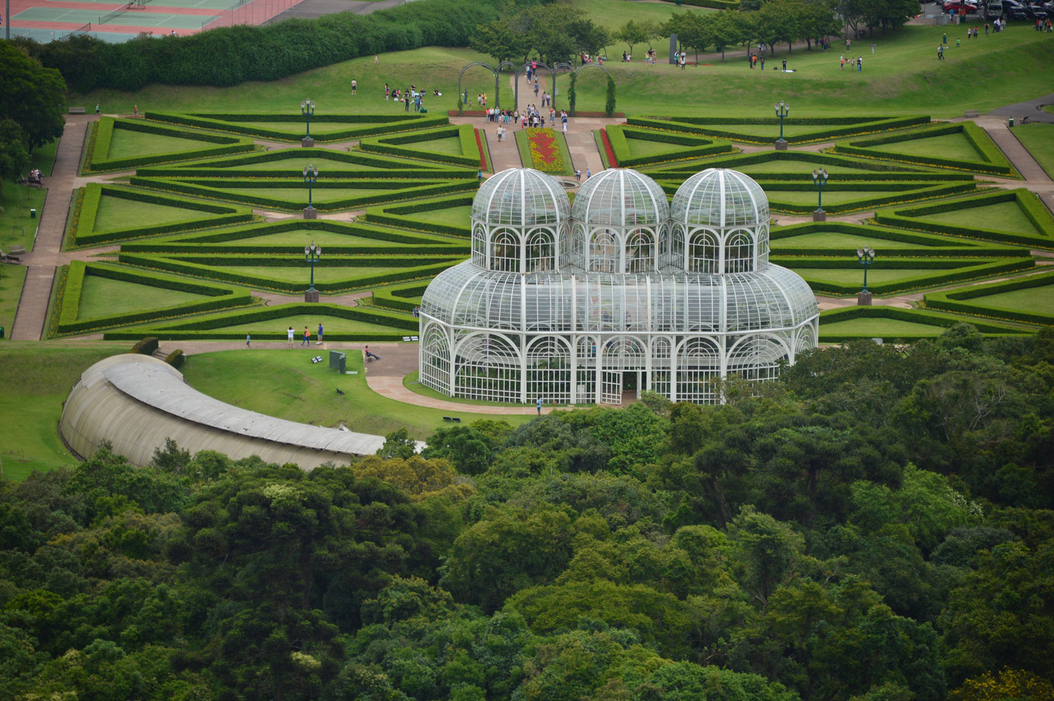 The Botanical Gardens in the city of Curitiba was created in the style of French gardens, with fountains, lakes and an art nouveau style greenhouse, which lights up at night.