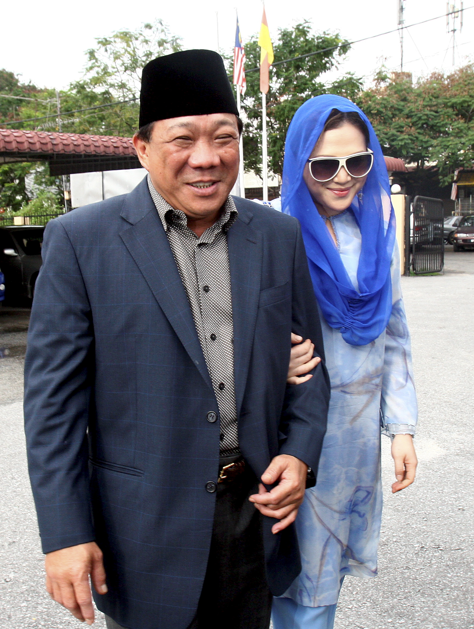 Malaysian lawmaker Bung Mokhtar Radin and his second wife Zizie Ezette arriving at a Shari‘a court in Kuala Lumpur on May 19, 2010 (AFP/Getty Images)