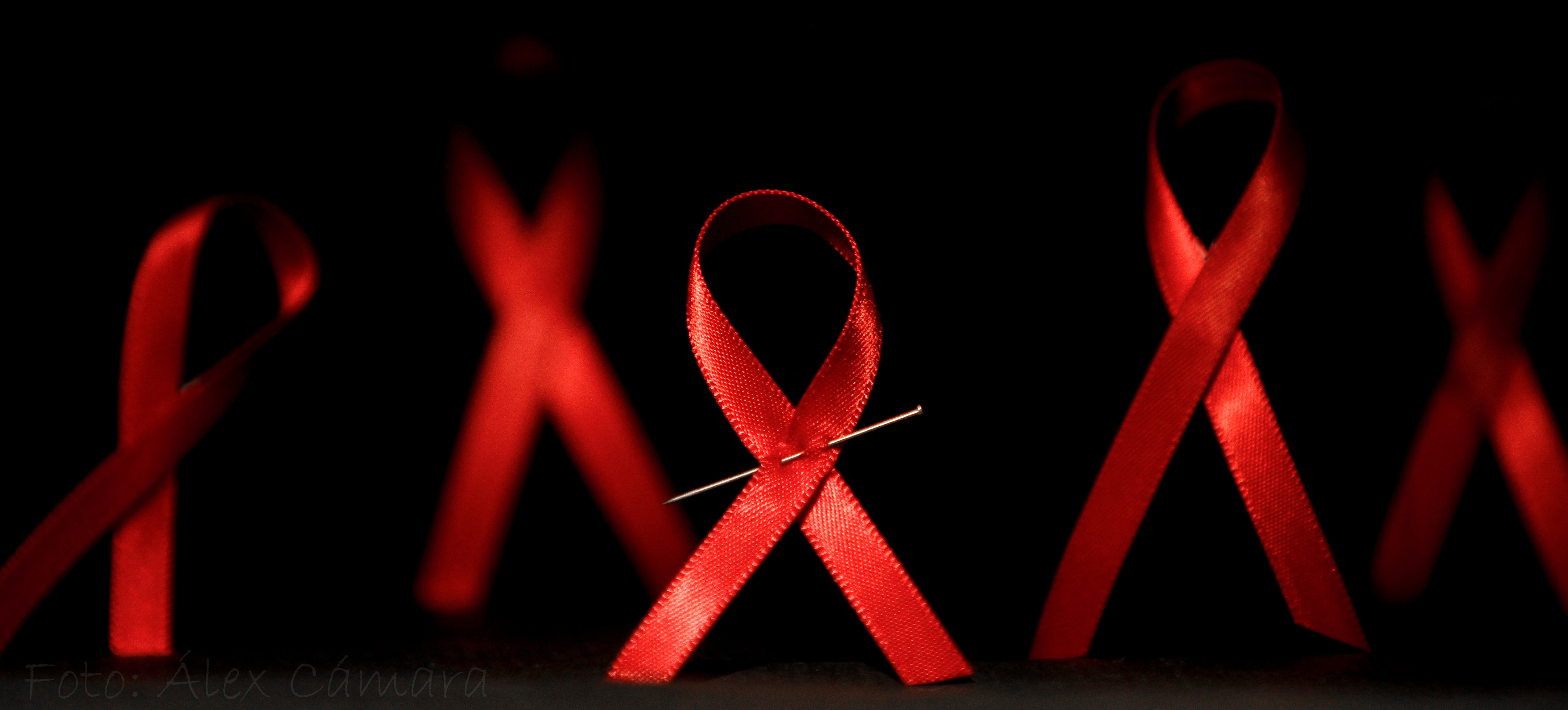 Спид похожие. ВИЧ СПИД. Красная ленточка на черном фоне. СПИД картинки. ВИЧ на черном фоне.