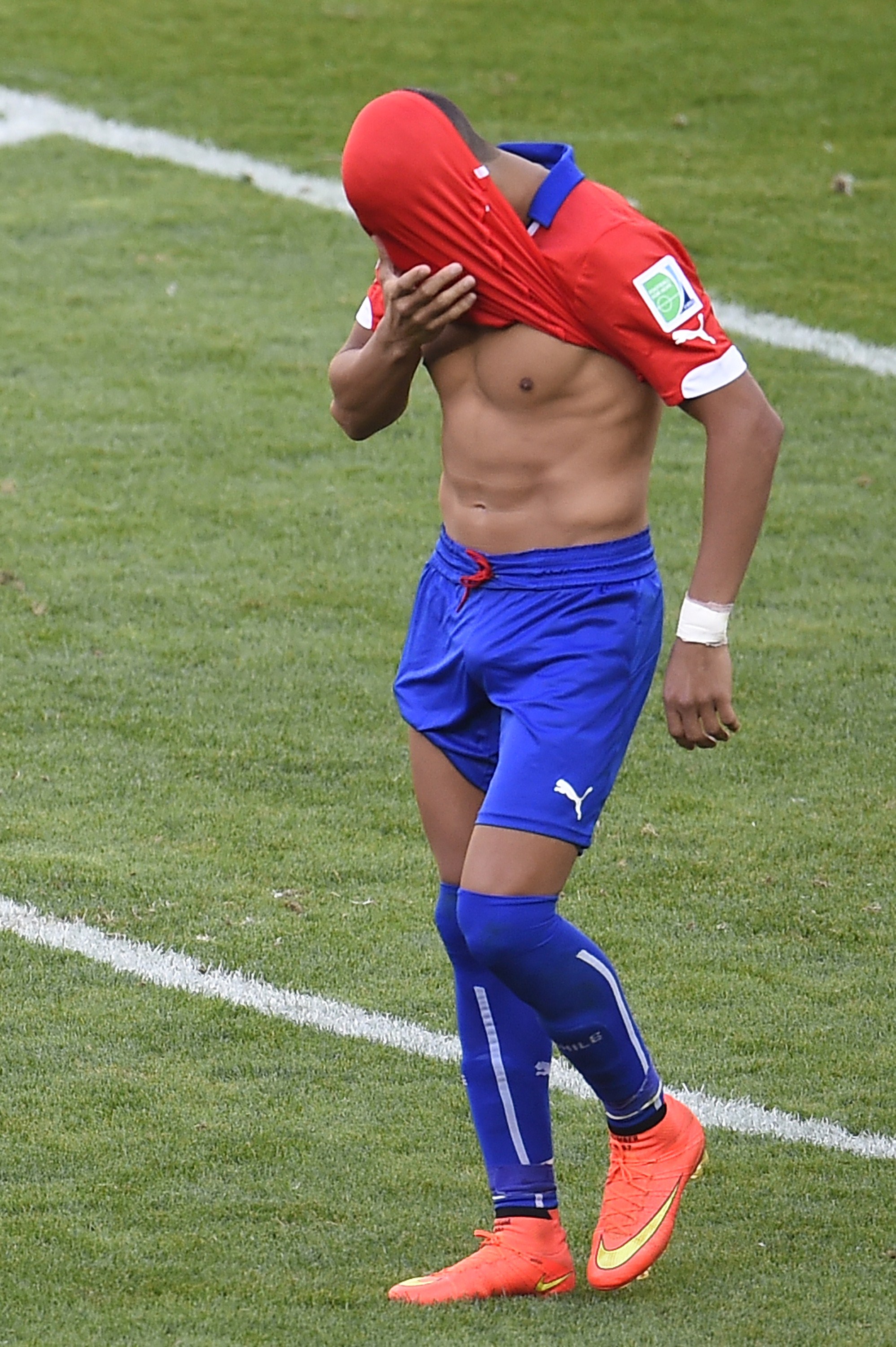 Chile's forward Alexis Sanchez reacts after missing a shot on goal during a football match between Brazil and Chile at the 2014 FIFA World Cup on June 28, 2014. (ODD ANDERSEN—AFP/Getty Images)