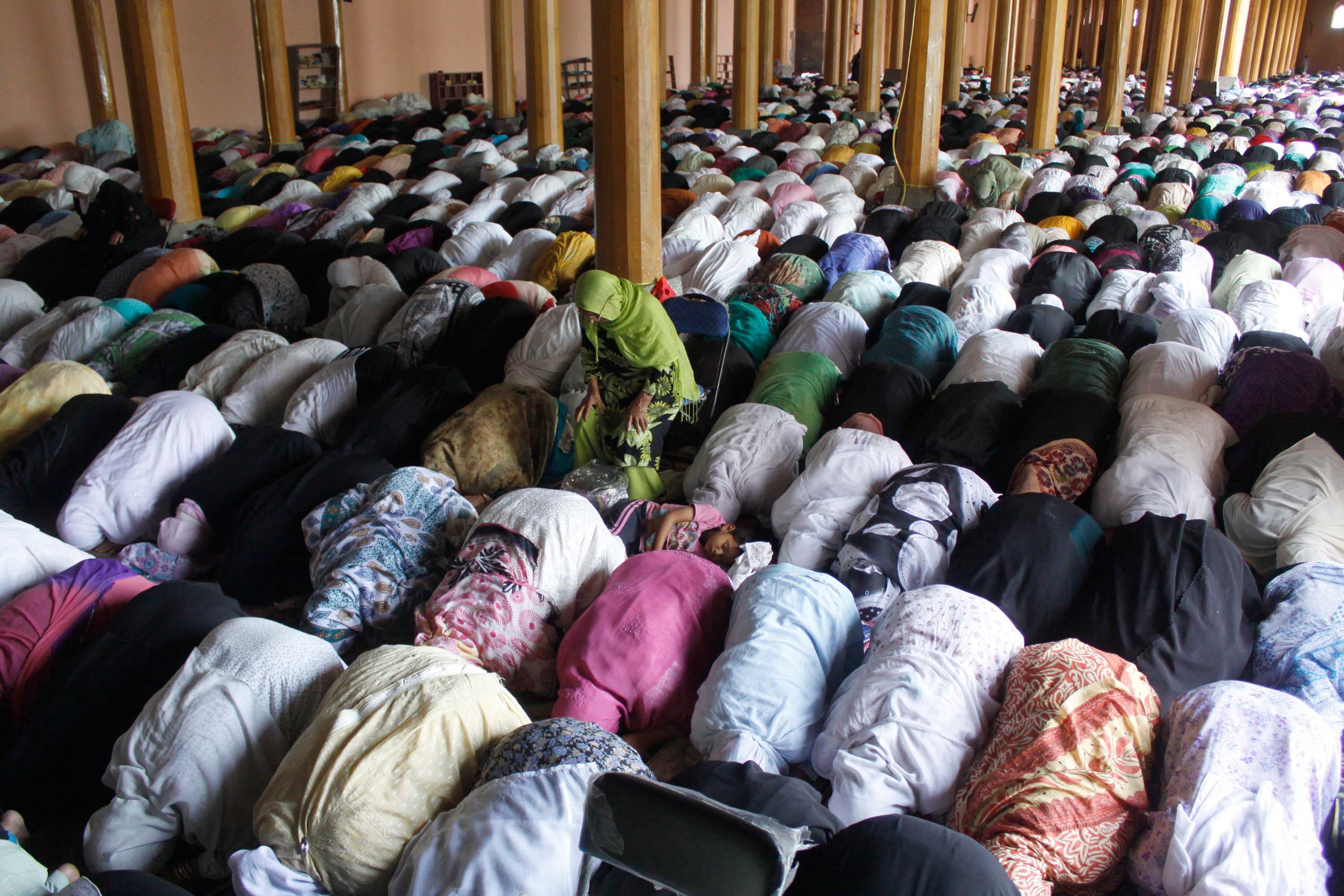 Kashmiri Muslim women pray during the second Friday prayer of Holy month of Ramadan at Jamia Masjid in downtown on July 11, 2014 in Srinagar, India. (Hindustan Times&mdash;Hindustan Times via Getty Images)