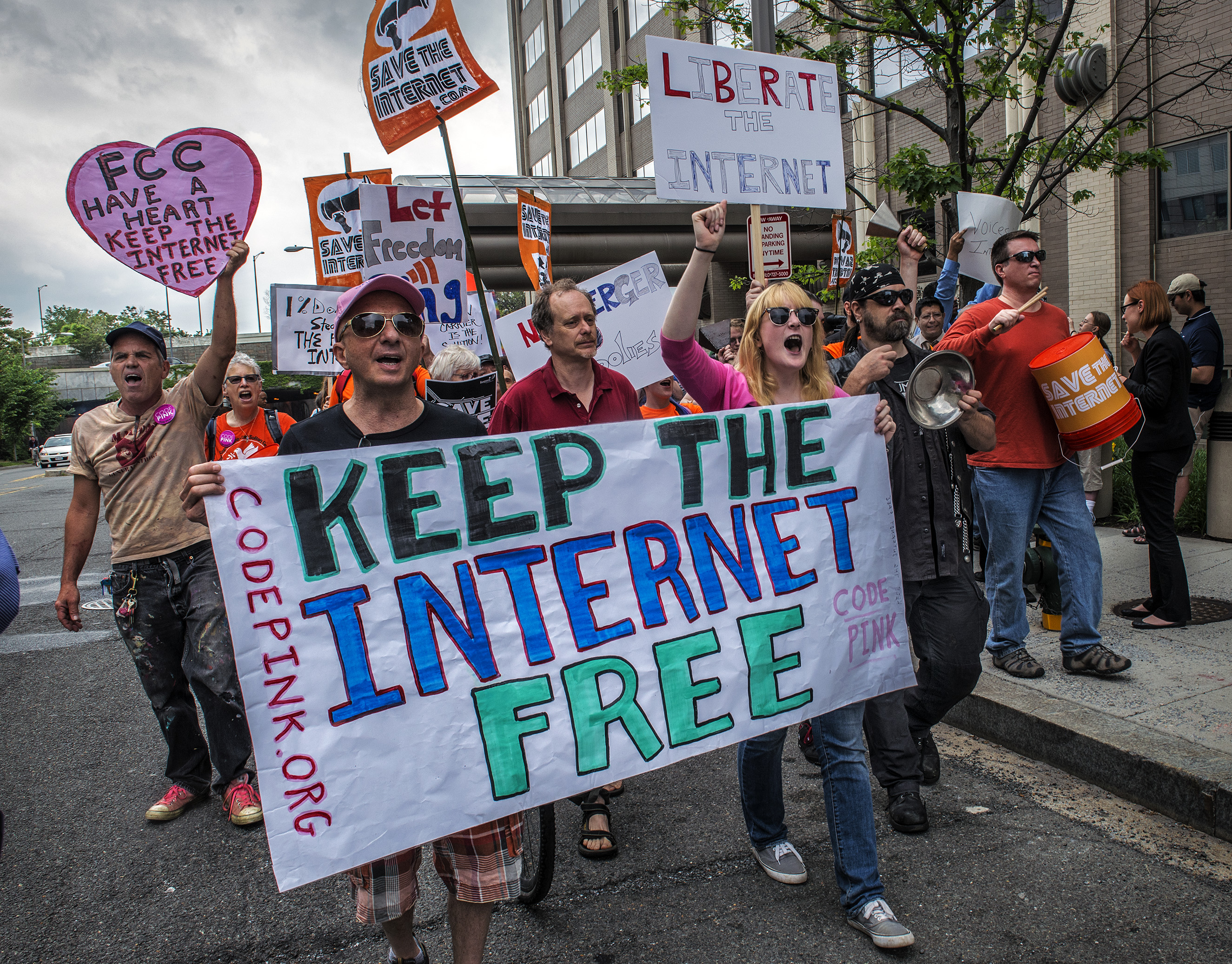 Protesters march past the FCC headquarters before the Commission meeting on net neutrality proposal on May, 15, 2014 in Washington, DC. (Bill O&#039;Leary—Washington Post/Getty Images)