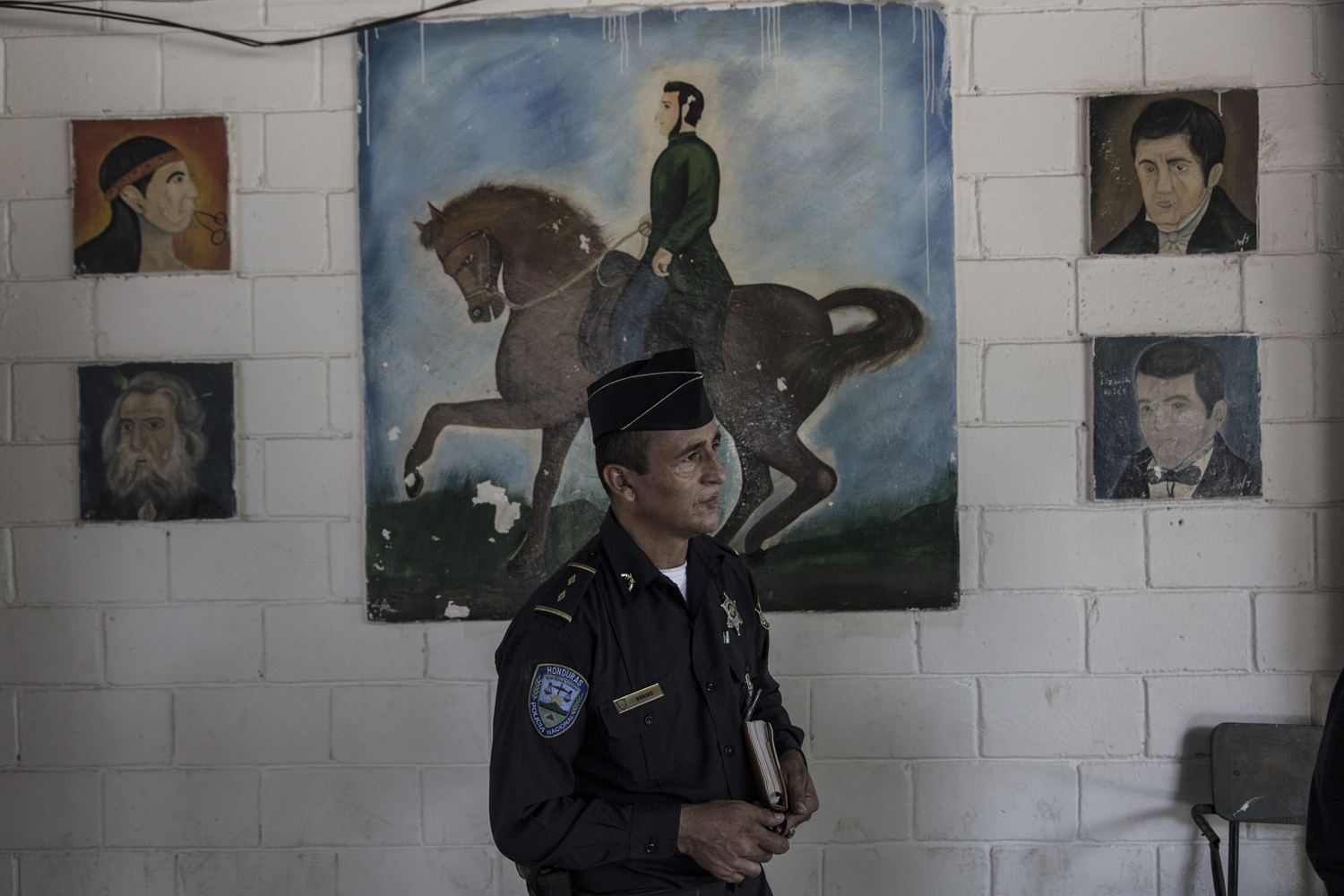 A police official during a visit by American Congressmen in Chamelecón. San Pedro Sula, Honduras. July 19, 2014.