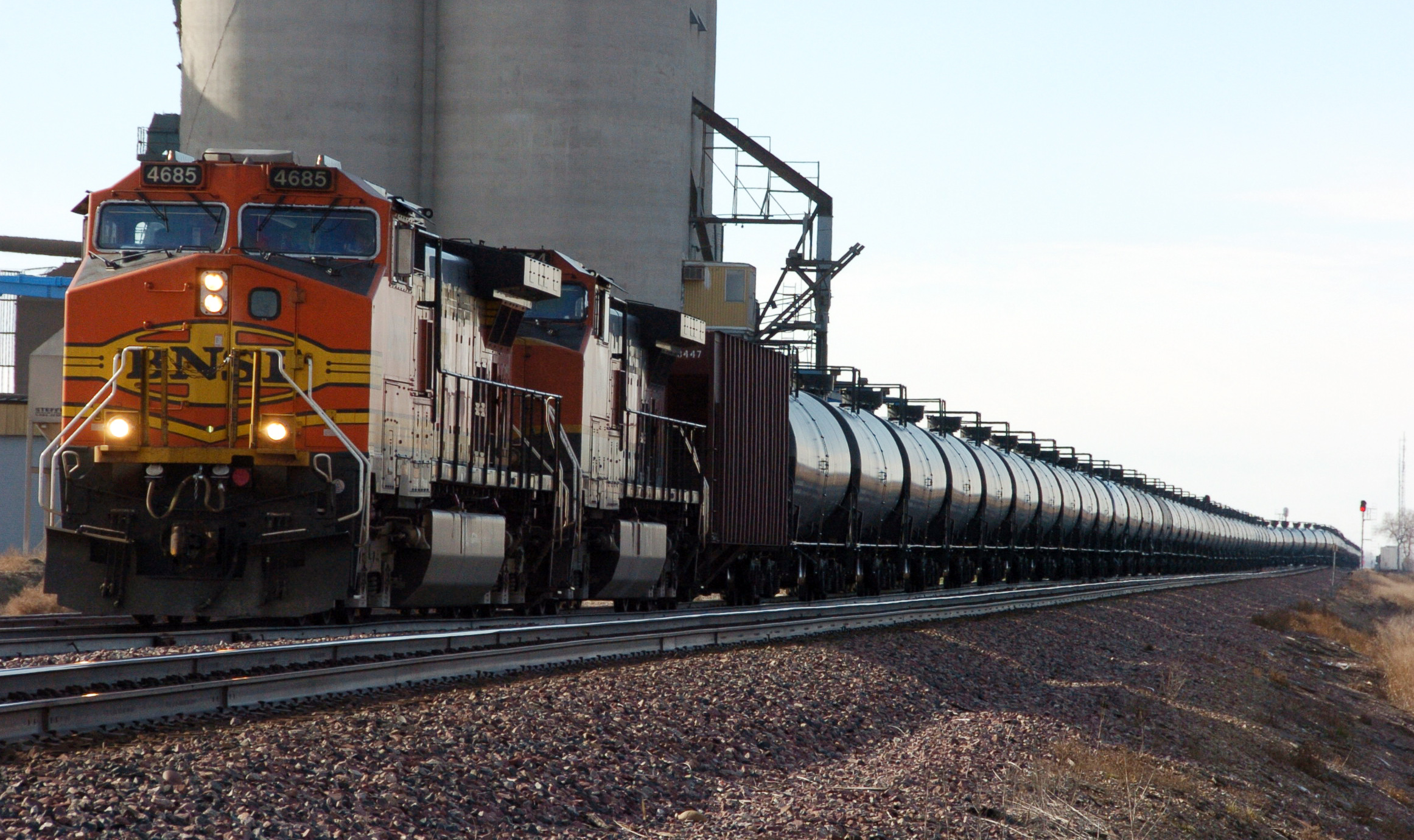 a BNSF Railway train hauls crude oil near Wolf Point, Montana on Nov. 6, 2013. (Matthew Brown—AP)