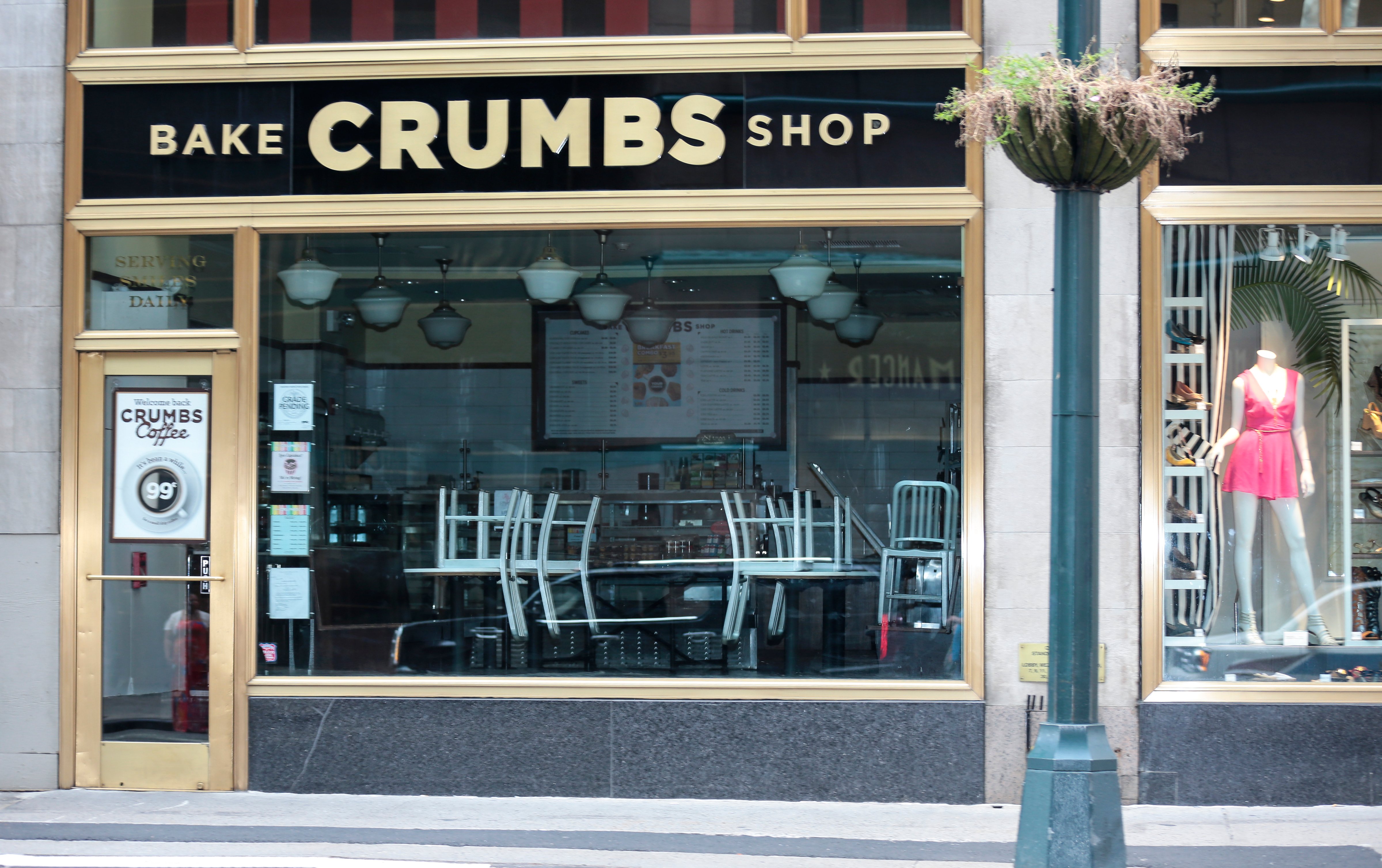 Crumbs Bake Shop, the country's largest specialty cupcake chain shut down its 50 stores in 10 states in New York, United States on 8 July, 2014. (Anadolu Agency—Getty Images)