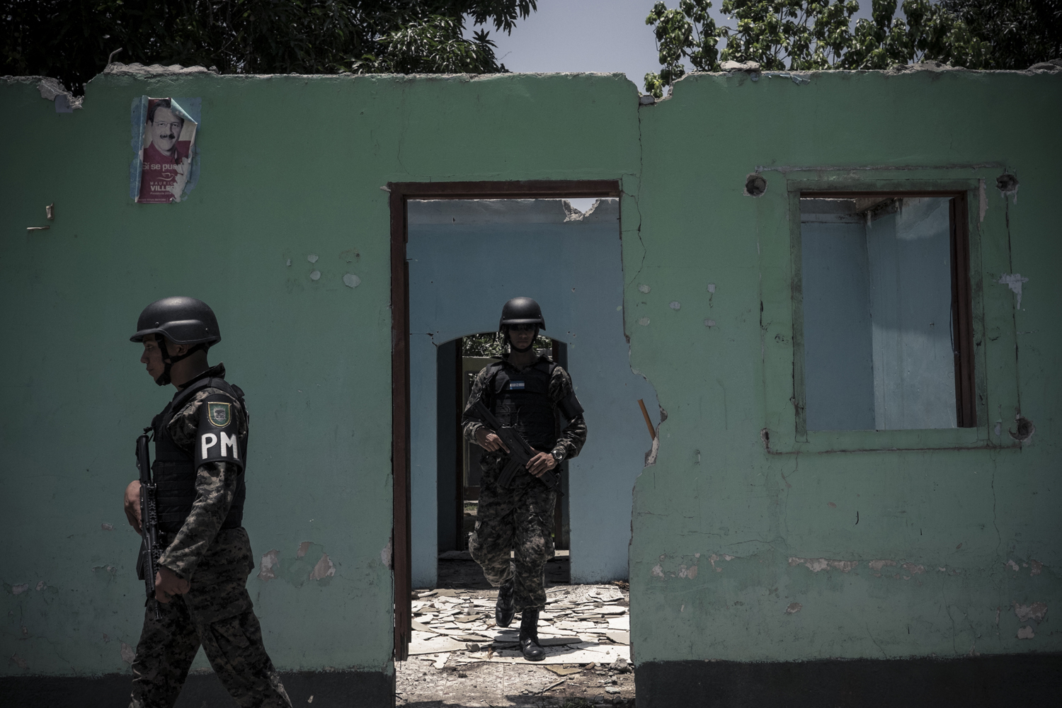 Police who are supported by the Army patrol the Chamelecón area of San Pedro Sula. The area is a ghost town, as almost all residents left due to violence, extortion and murder. Honduras. July 15, 2014.