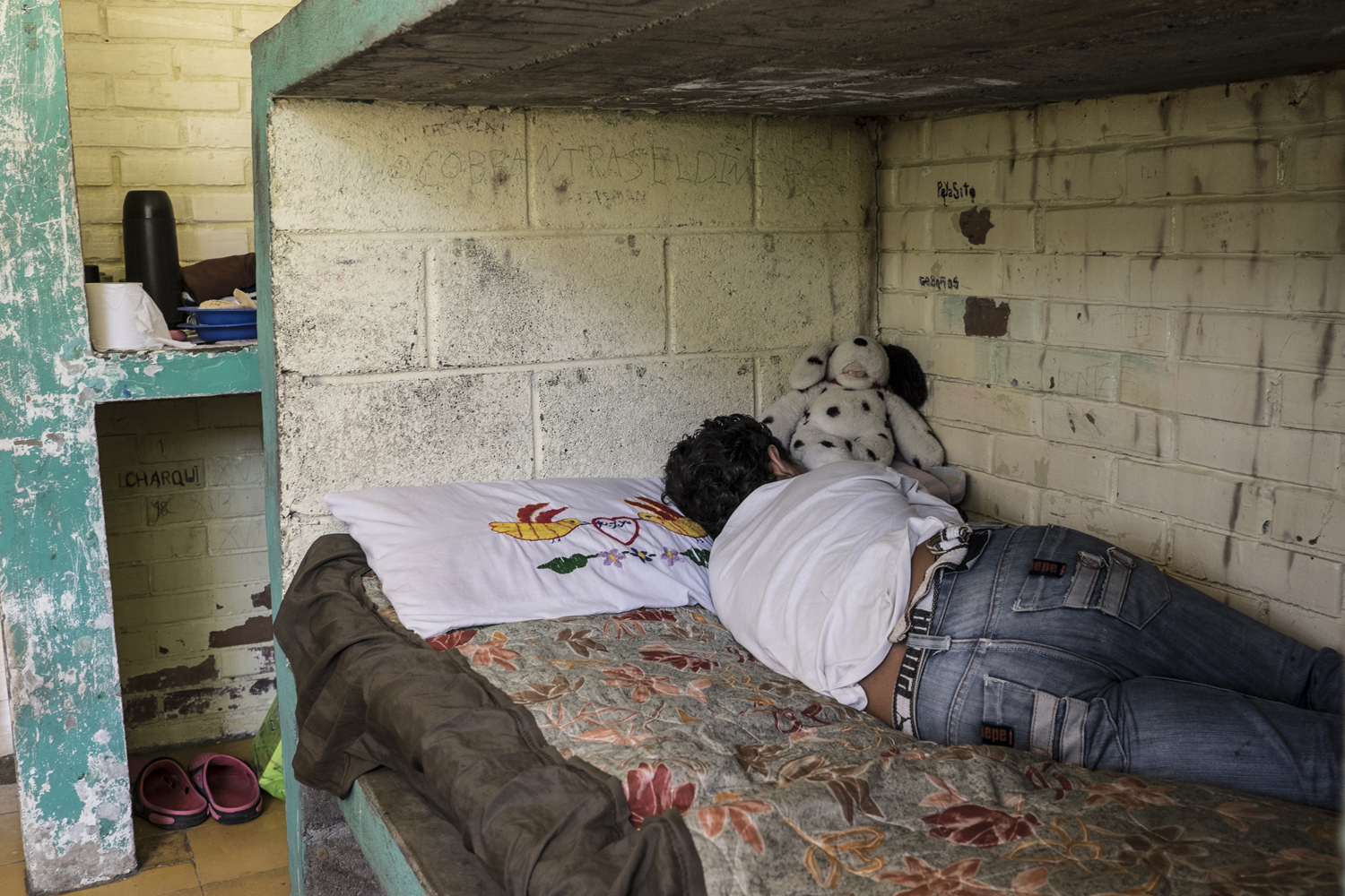 A minor sleeps in his bed at the youth detention center. Most of those here faced little choice in their communities: Join the Maras or face punishment. San Pedro Sula, Honduras. July 18, 2014.