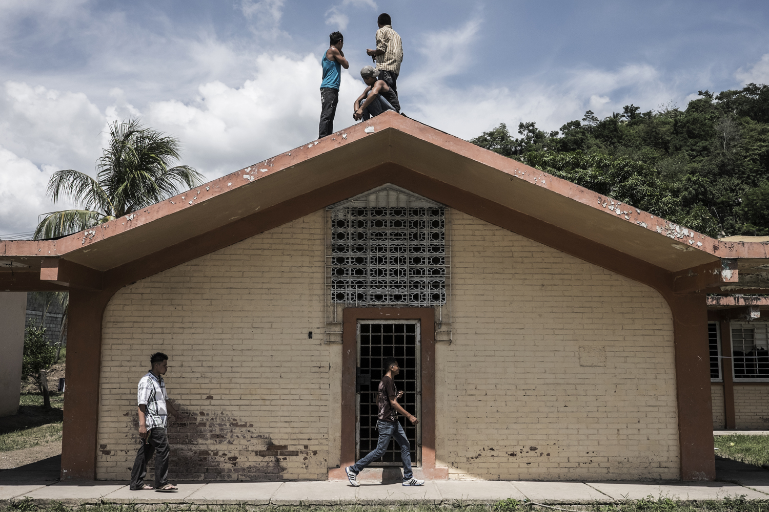 Lookouts keep guard on the roof of the youth detention center in San Pedro Sula. Honduras. July 18, 2014.