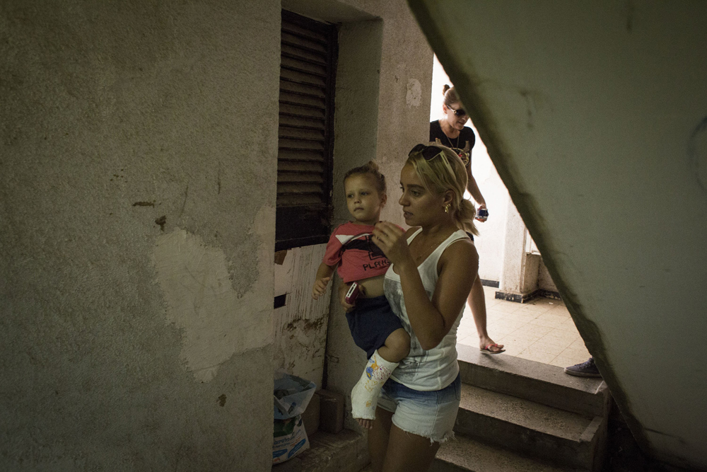 Israeli mother and son run to a bomb shelter as the siren goes off on July 14, 2014 at the city of Ashkelon.