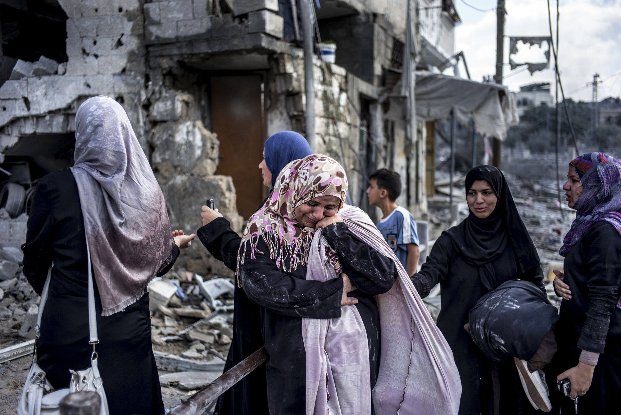 Palestinian women react amid the destruction in the northern district of Beit Hanun in the Gaza Strip during an humanitarian truce on July 26, 2014.