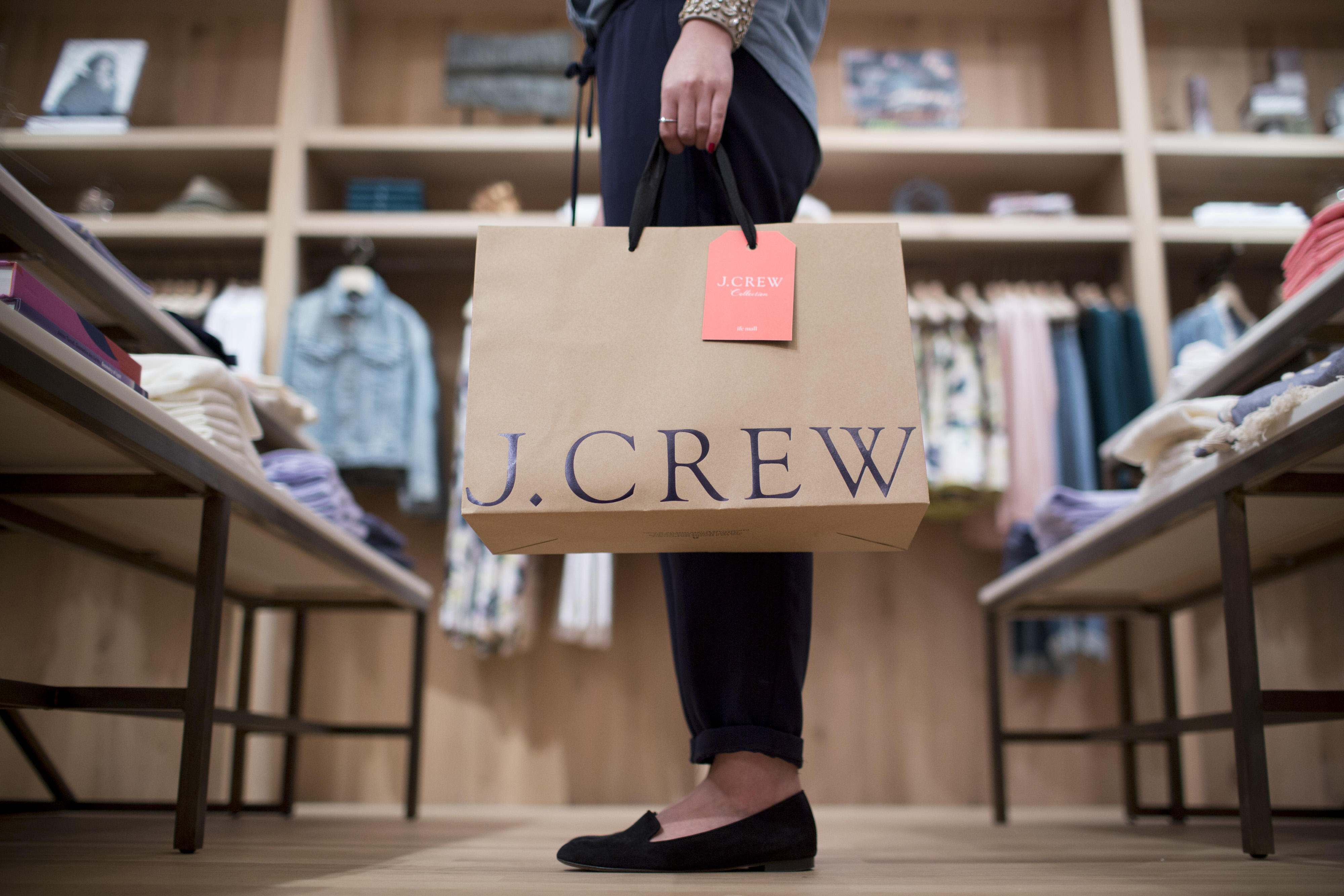 A women holds a J. Crew shopping bag. (Bloomberg—Bloomberg/Getty Images)