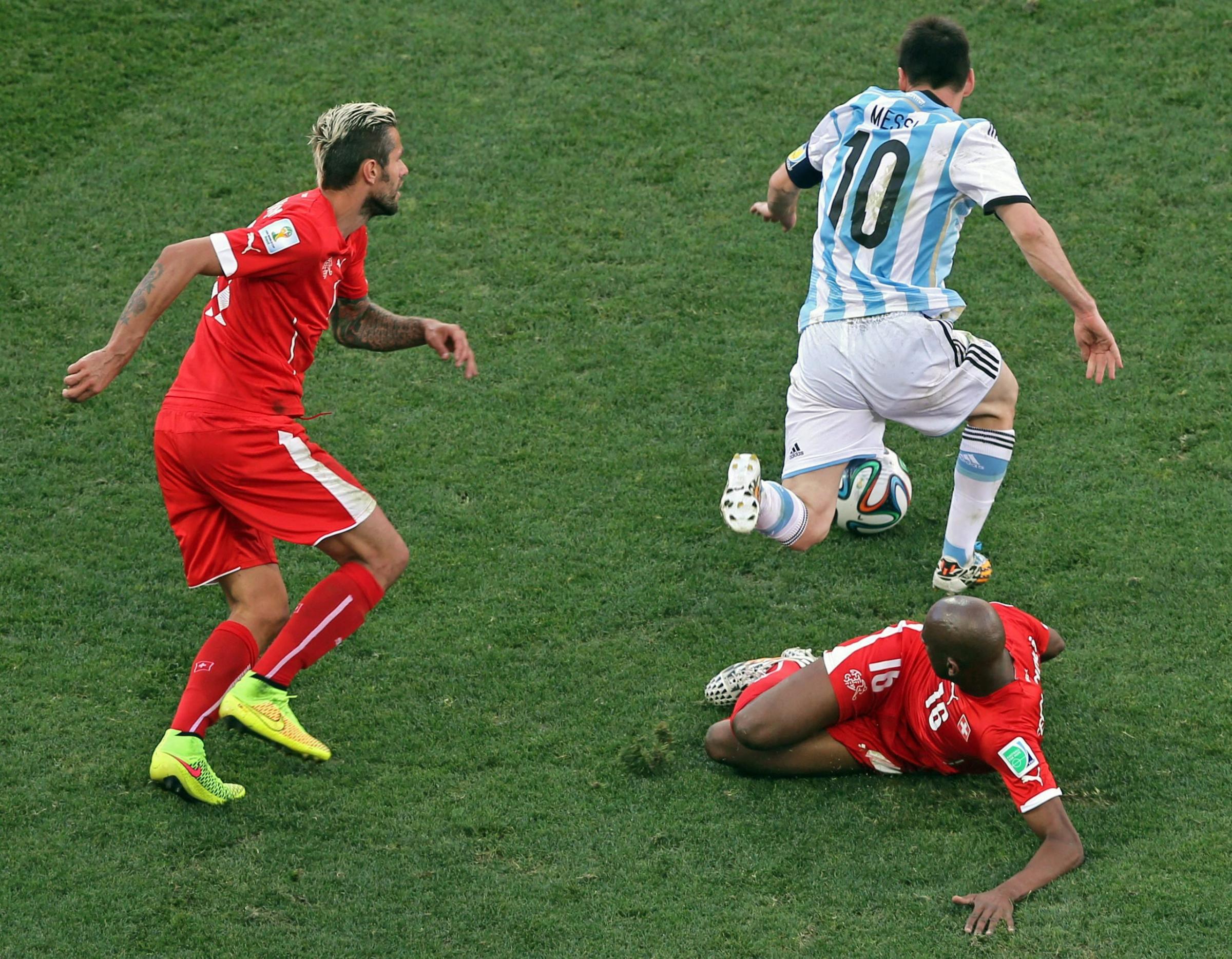 Argentina's Lionel Messi escapes from Switzerland's Valon Behrami (L) and Gelson Fernandes (R) during the FIFA World Cup 2014 round of 16 match between Argentina and Switzerland at the Arena Corinthians in Sao Paulo, Brazil, on July 1, 2014.