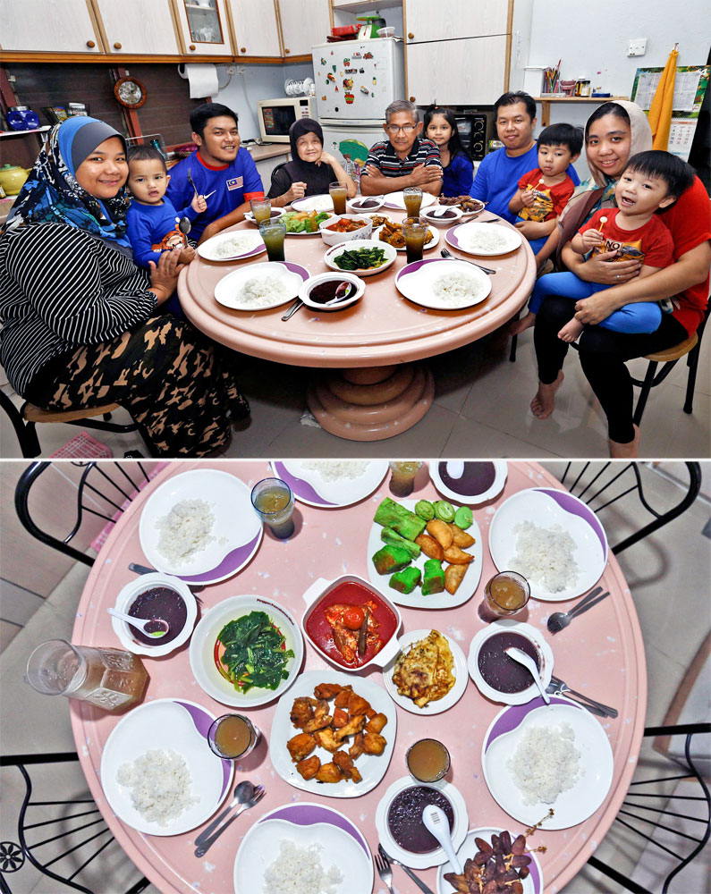 A Muslim family waits to break their fast in Kuala Lumpur on July 11, 2014.