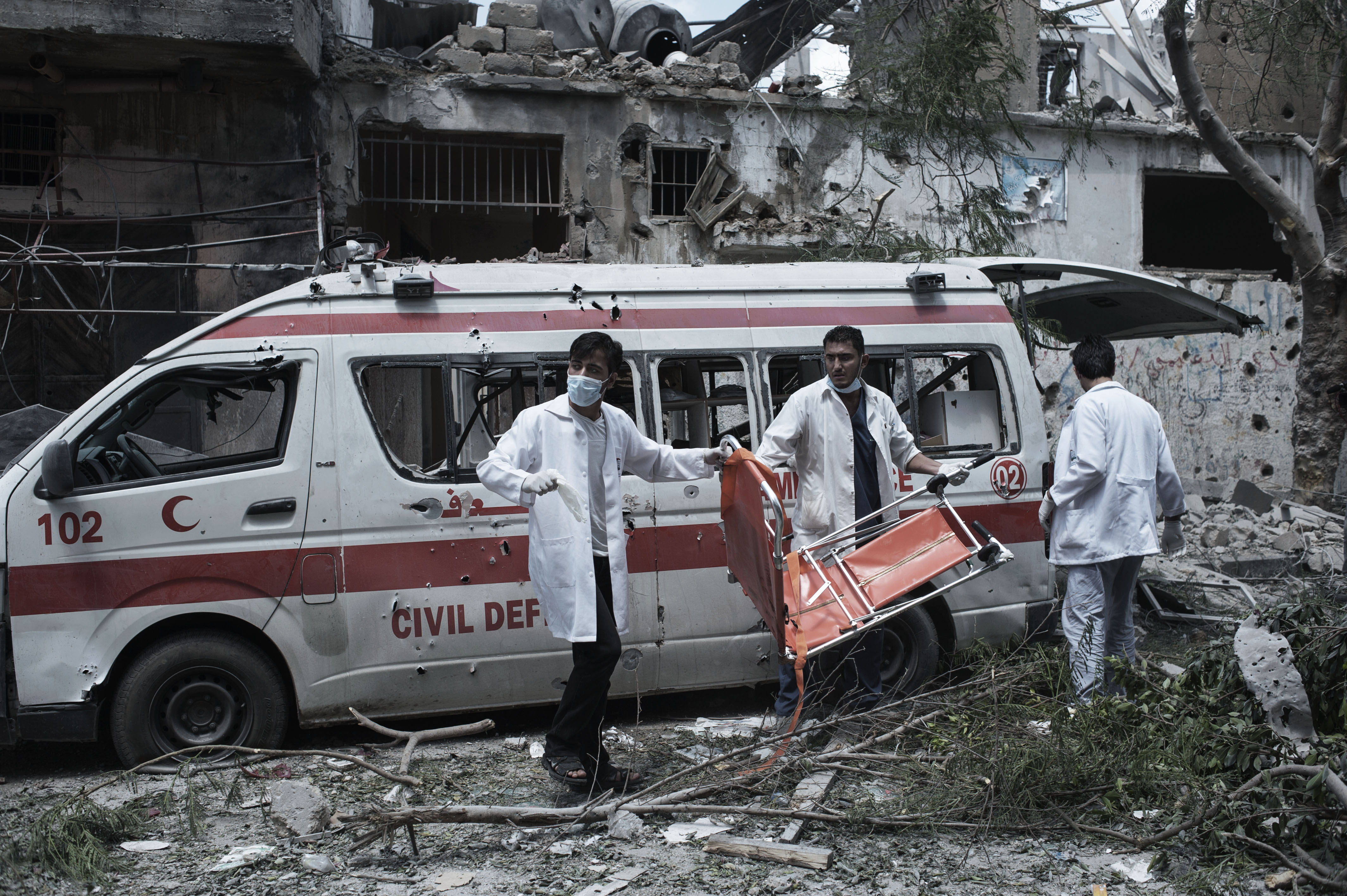During a cease-fire, Palestinian medics look for survivors in Gaza's Shujaiyeh district after a night of Israeli heavy shelling on the neighborhood (Alessio Romenzi)
