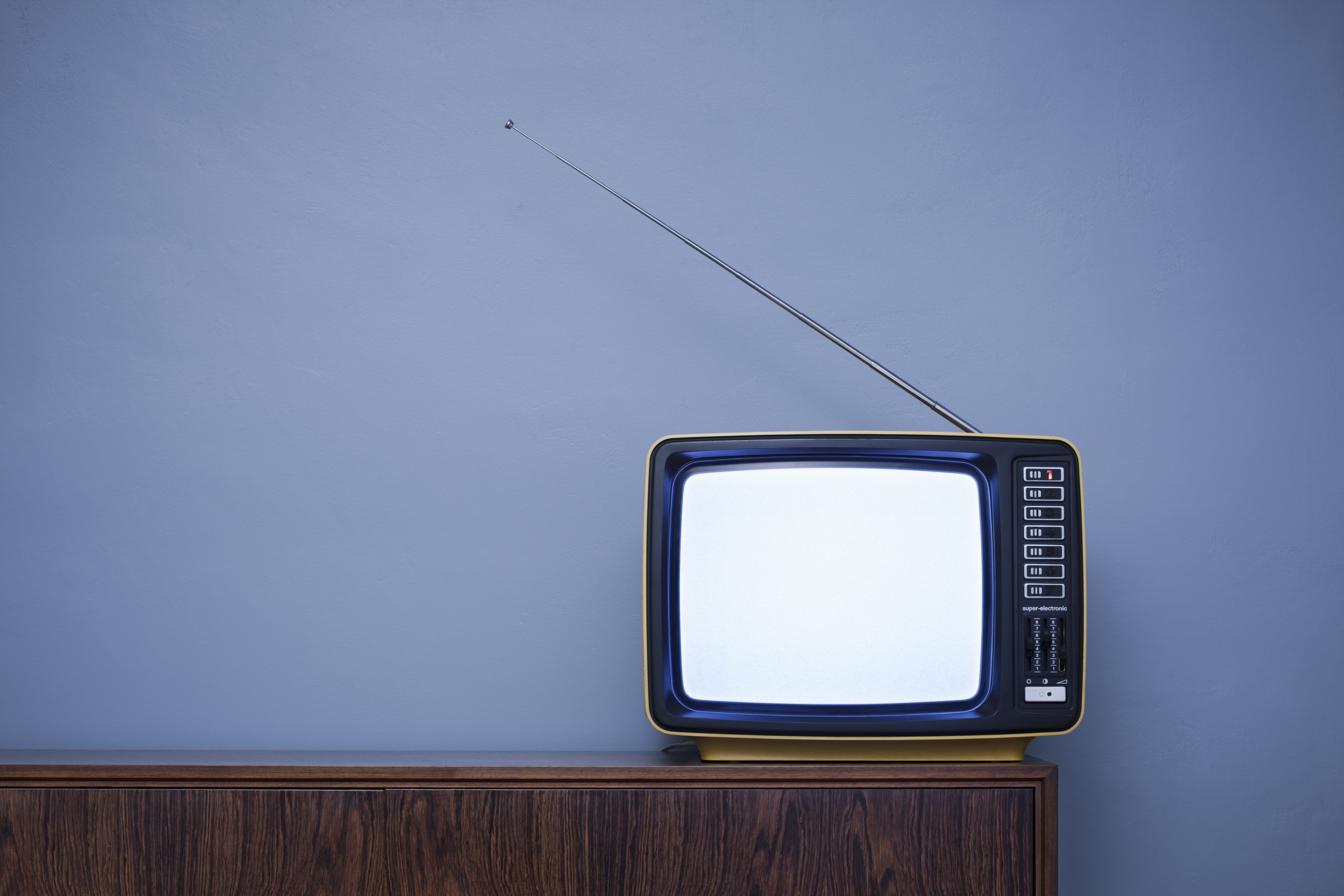 Старый телевизор с антенной