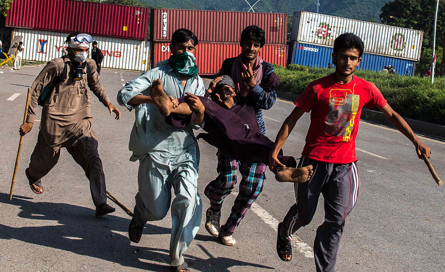 Supporters of Tahir ul-Qadri, Sufi cleric and leader of political party Pakistan Awami Tehreek (PAT), carry an injured fellow protester during the Revolution March in Islamabad, Aug. 31, 2014. (Zohra Bensemra—Reuters)