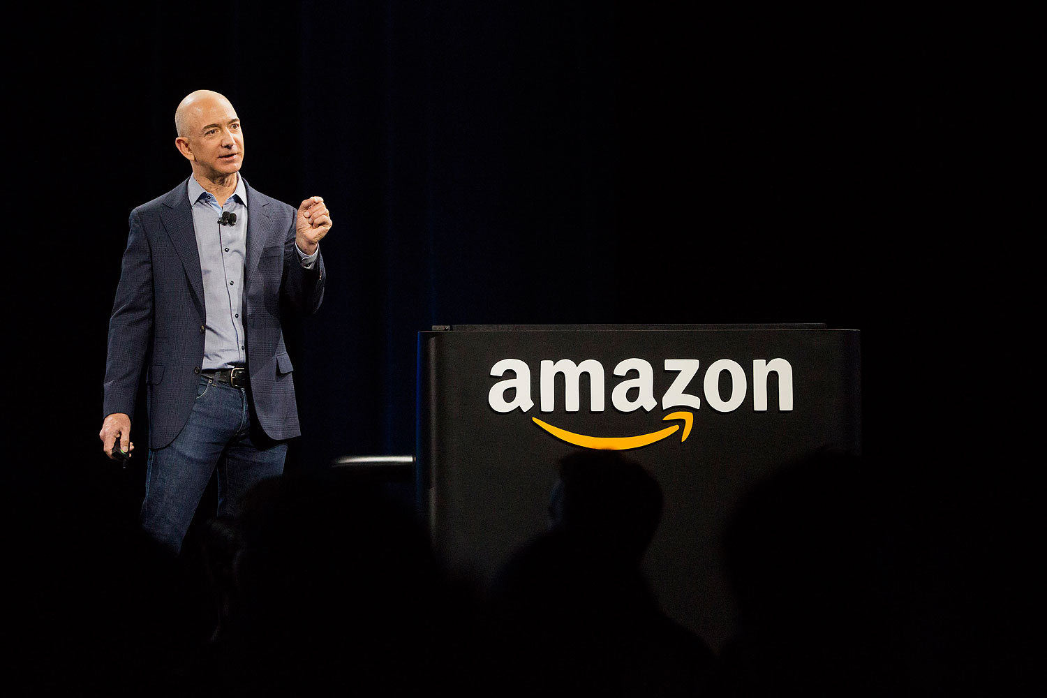 Amazon CEO Bezos Introduces Smartphone to Take on Apple, Samsung