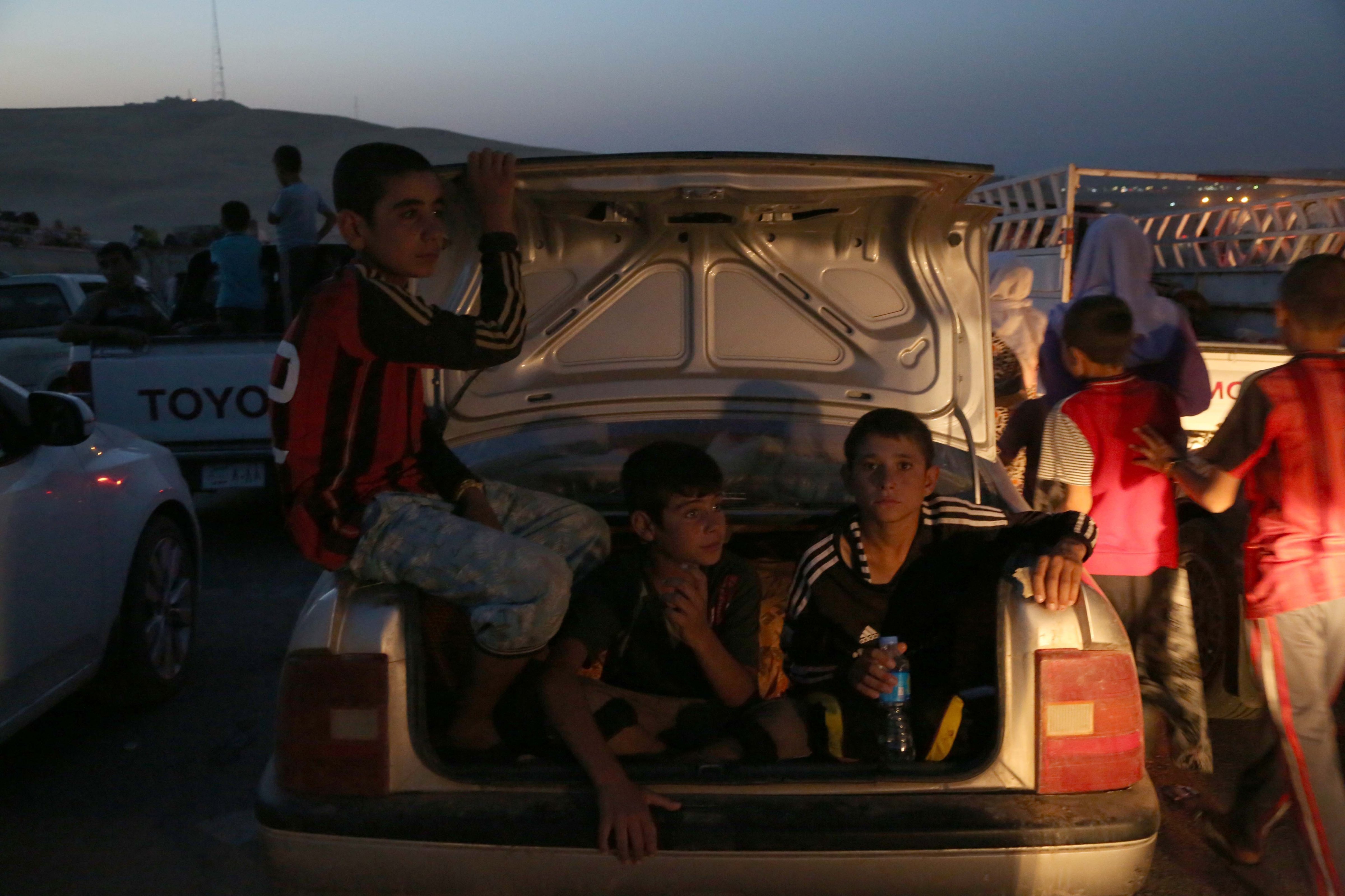 Thousands flee Iraq's Sinjar